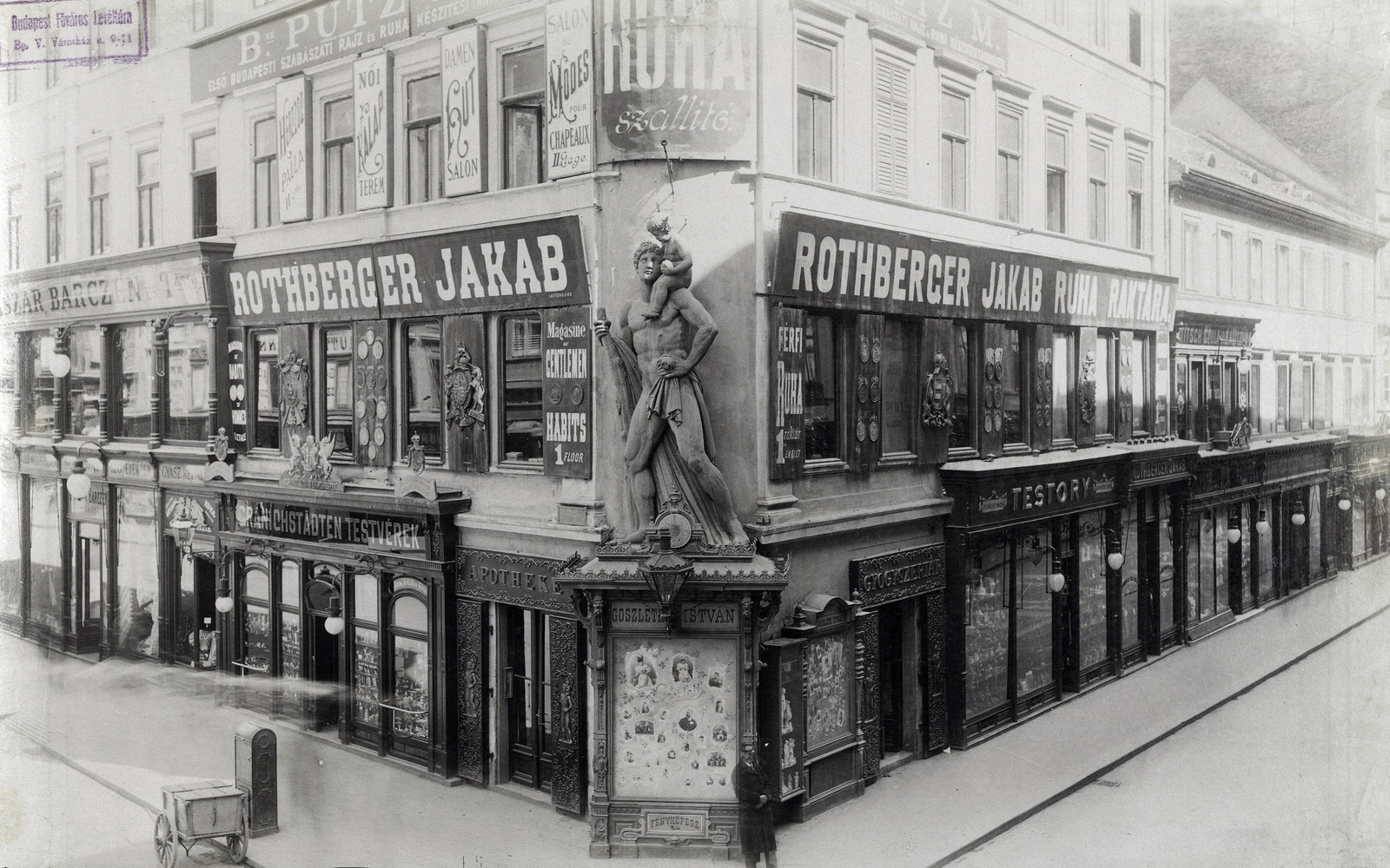 Hungary, Budapest V., Kristóf tér - Váci utca sarok, Szent Kristóf szobra (Bauer Mihály, 1833.). A felvétel 1895 körül készült. A kép forrását kérjük így adja meg: Fortepan / Budapest Főváros Levéltára. Levéltári jelzet: HU.BFL.XV.19.d.1.07.053, 1900, Budapest Főváros Levéltára / Klösz György fényképei, Klösz György, sign-board, sculpture, pharmacy, store display, crest, photographer, Budapest, Saint Christopher-portrayal, sitting on the shoulders, vanished building, jeweler, , Fortepan #82377