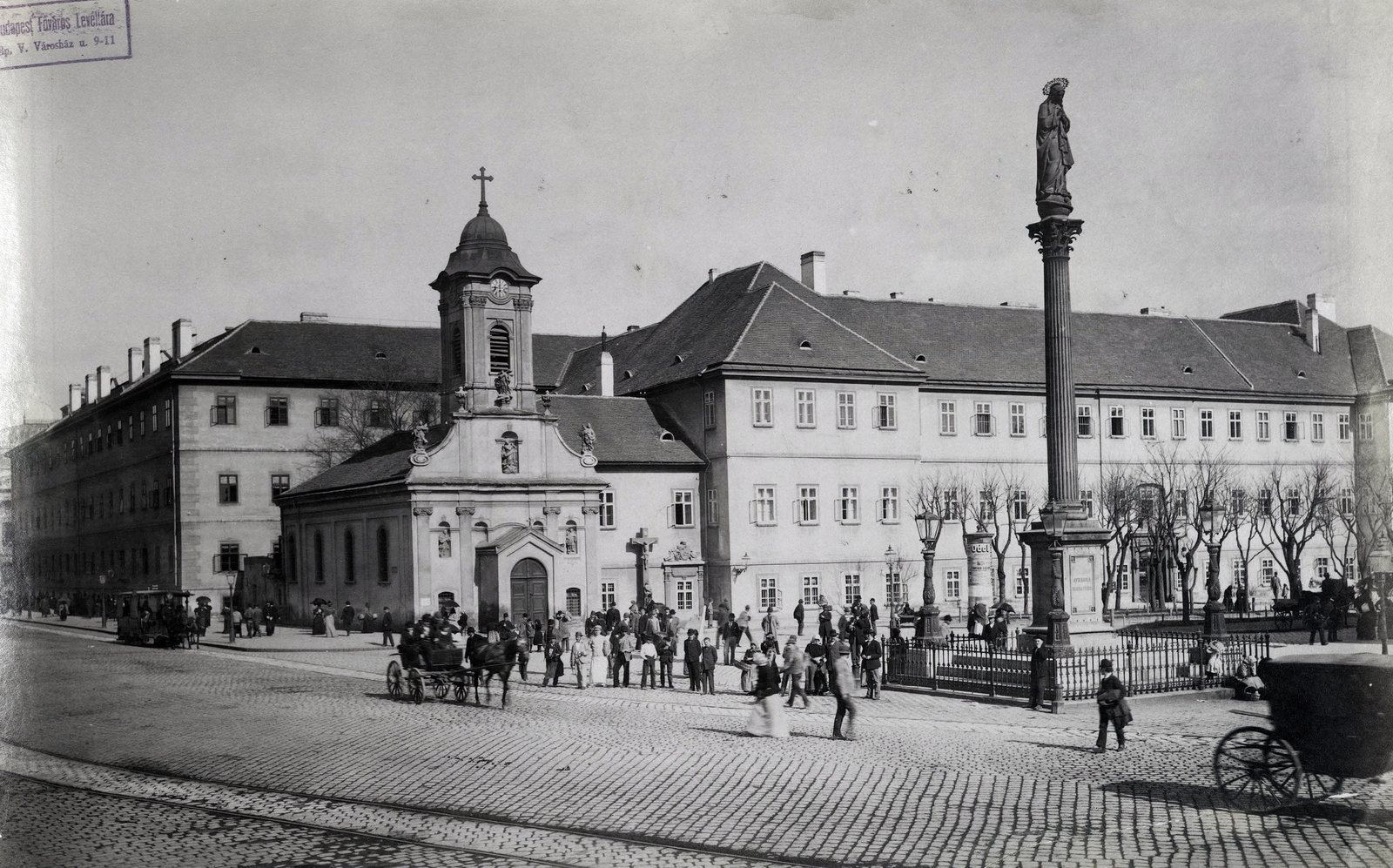 Magyarország, Budapest VIII., Rákóczi (Kerepesi) út, szemben a Szent Rókus-kápolna, mellette a Rókus kórház, előtérben a Maria Immaculata szobor. A felvétel az 1890-es évek első felében készült. A kép forrását kérjük így adja meg: Fortepan / Budapest Főváros Levéltára. Levéltári jelzet: HU.BFL.XV.19.d.1.07.055, 1900, Budapest Főváros Levéltára / Klösz György fényképei, Klösz György, hintó, gyógyintézmény, szobor, fogat, lóvasút, Odol-márka, Budapest, Best of, Fortepan #82379
