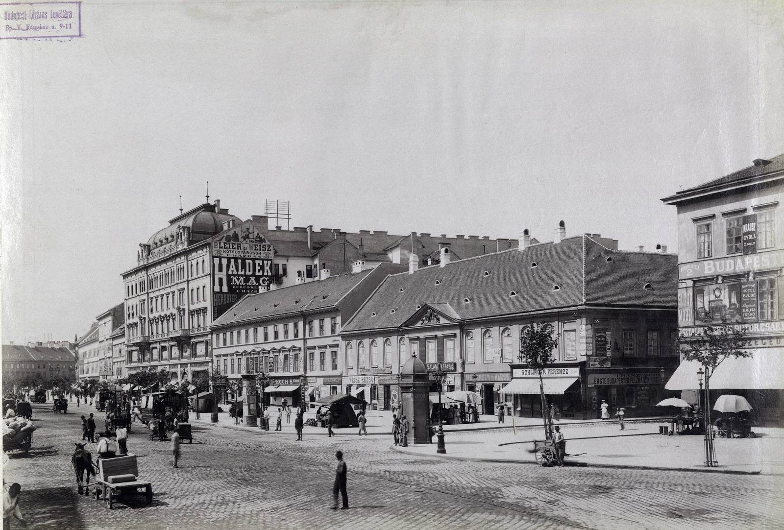Magyarország, Budapest VII., Károly körút a Király utca felé nézve, jobbra a Dob utca torkolata. A felvétel 1895 körül készült. A kép forrását kérjük így adja meg: Fortepan / Budapest Főváros Levéltára. Levéltári jelzet: HU.BFL.XV.19.d.1.07.067, 1900, Budapest Főváros Levéltára / Klösz György fényképei, Klösz György, forgalom, cégtábla, utcakép, hirdetőoszlop, fogat, lóvasút, Budapest, eltűnt, üzletsor, Fortepan #82391