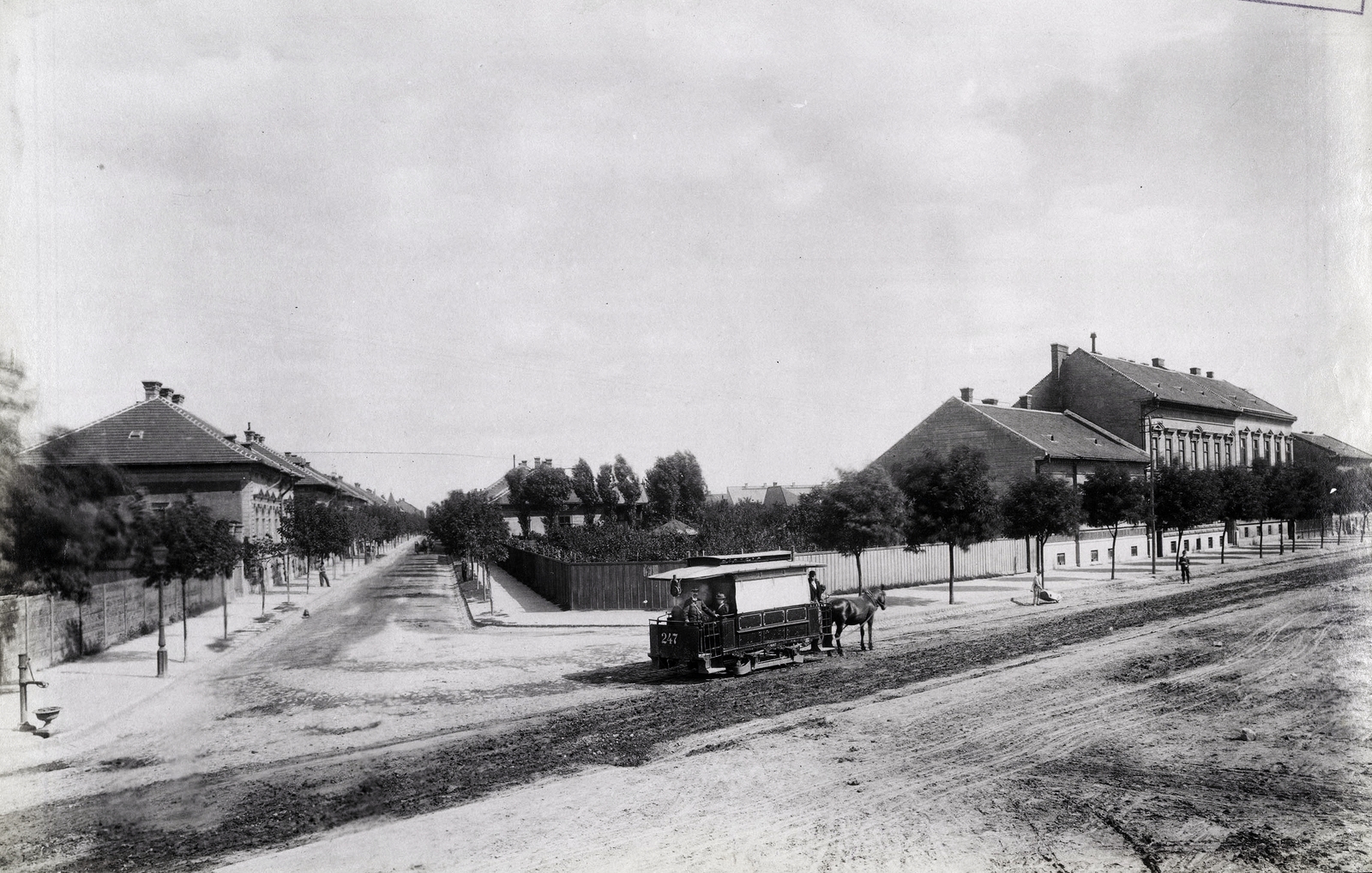 Hungary, Budapest VIII., Orczy út, szemben a Bíró Lajos (Szabóky) utca. A lóvasút a Tisztviselőtelep mellett halad el. A felvétel 1890. után készült. A kép forrását kérjük így adja meg: Fortepan / Budapest Főváros Levéltára. Levéltári jelzet: HU.BFL.XV.19.d.1.07.084, 1900, Budapest Főváros Levéltára / Klösz György fényképei, Klösz György, street view, horse tramway, Budapest, Fortepan #82408