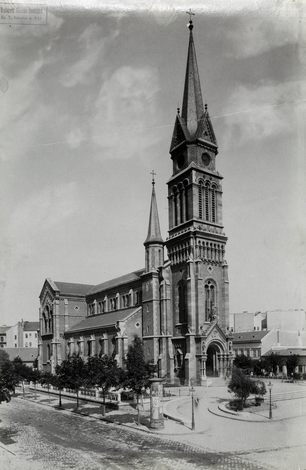Magyarország, Budapest IX., Bakáts tér, Assisi Szent Ferenc-templom. A felvétel 1890 után készült. A kép forrását kérjük így adja meg: Fortepan / Budapest Főváros Levéltára. Levéltári jelzet: HU.BFL.XV.19.d.1.07.089, 1900, Budapest Főváros Levéltára / Klösz György fényképei, Klösz György, templom, hirdetőoszlop, Ybl Miklós-terv, Budapest, Fortepan #82413