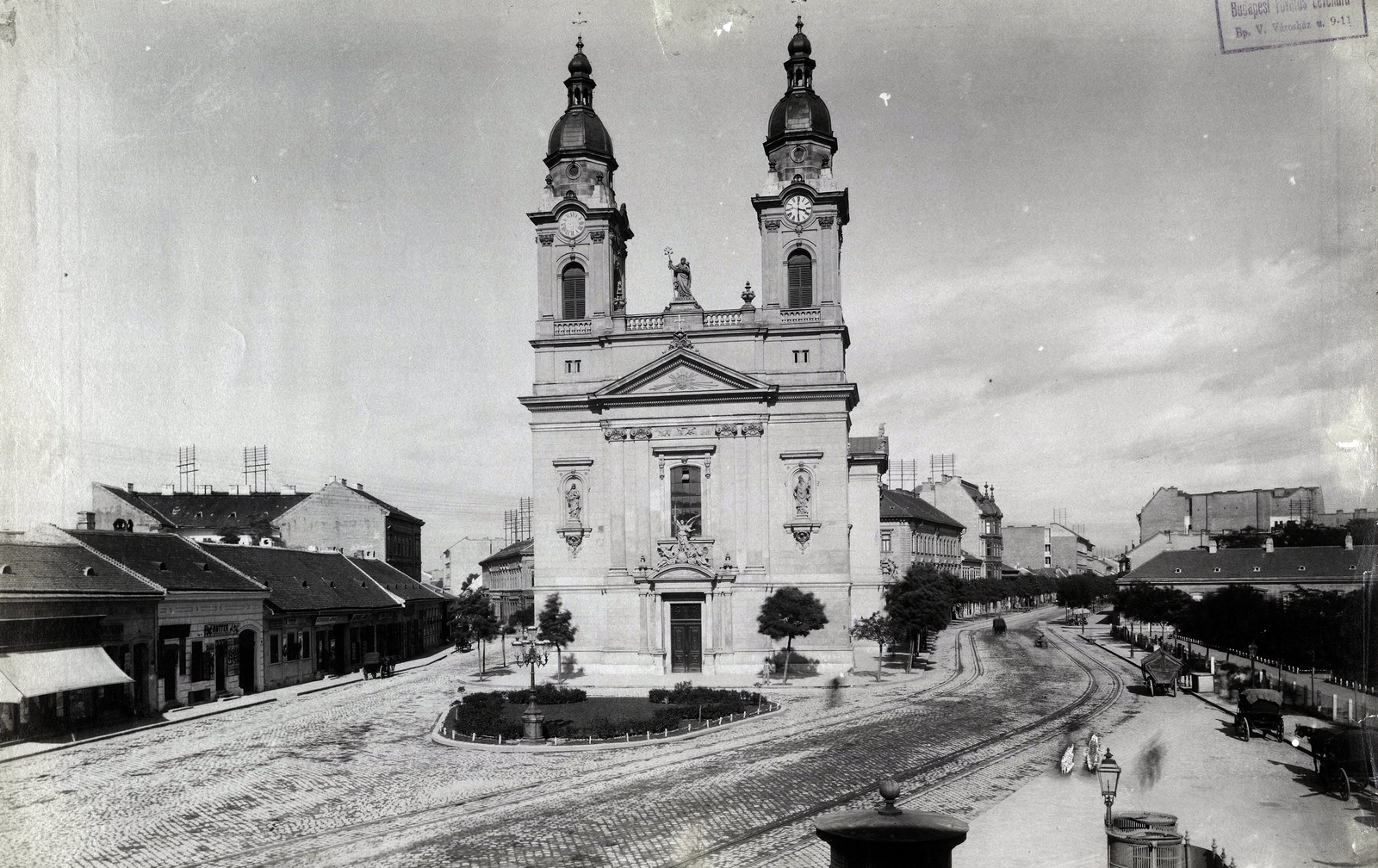 Hungary, Budapest VIII., Baross utca a Horváth Mihály (Mária Terézia) térnél, Szent József-templom. A felvétel 1896 körül készült. A kép forrását kérjük így adja meg: Fortepan / Budapest Főváros Levéltára. Levéltári jelzet: HU.BFL.XV.19.d.1.07.090, 1900, Budapest Főváros Levéltára / Klösz György fényképei, Klösz György, church, Baroque-style, Catholic Church, Classicism, Budapest, József Tallherr-design, Fidél Kasselik-design, trash can, Fortepan #82414
