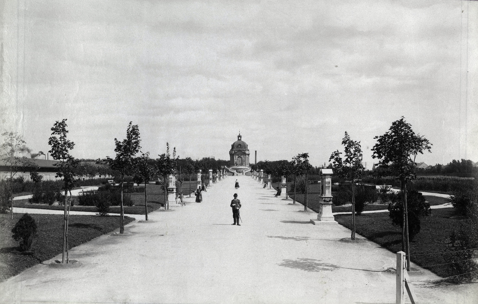 Hungary, Budapest VIII., Golgota (Kálvária) tér, a stációk a kálváriakápolnához vezetnek. A felvétel 1897 körül készült. A kép forrását kérjük így adja meg: Fortepan / Budapest Főváros Levéltára. Levéltári jelzet: HU.BFL.XV.19.d.1.07.092, 1900, Budapest Főváros Levéltára / Klösz György fényképei, Klösz György, calvary, Budapest, Fortepan #82416