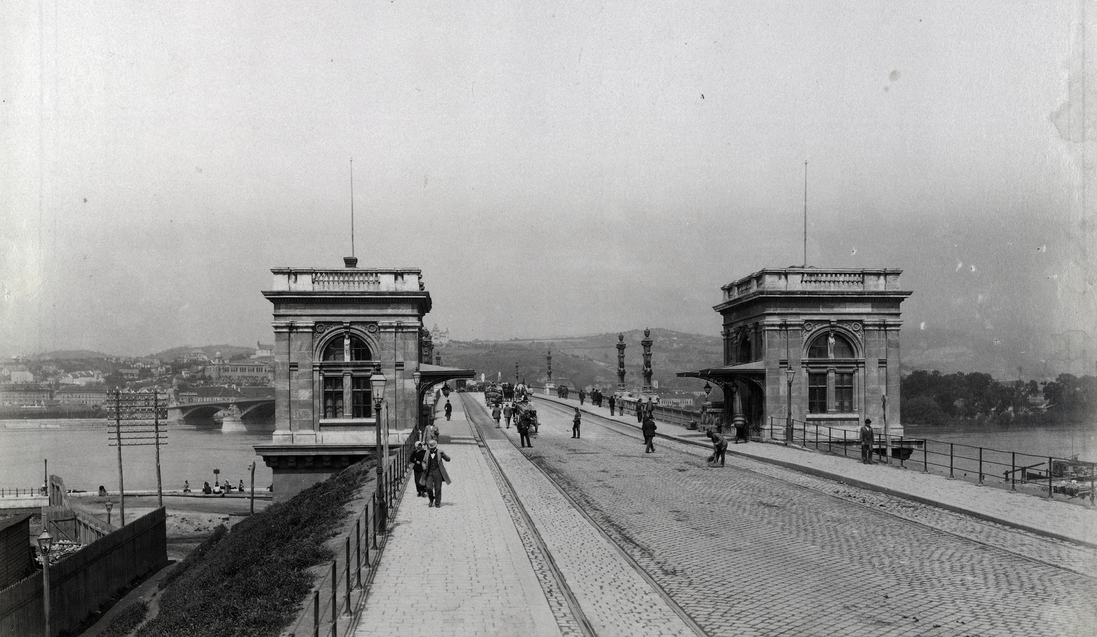 Hungary, Budapest V.,Budapest XIII., Margit híd pesti hídfője a vámházakkal. Távolban a budai hídfő felett látható a Gül Baba türbéje köré épített Wagner villa. A felvétel 1890-1894 között készült. A kép forrását kérjük így adja meg: Fortepan / Budapest Főváros Levéltára. Levéltári jelzet: HU.BFL.XV.19.d.1.07.099, 1900, Budapest Főváros Levéltára / Klösz György fényképei, Klösz György, bridge, sweeper, Budapest, horse tramway, Fortepan #82423