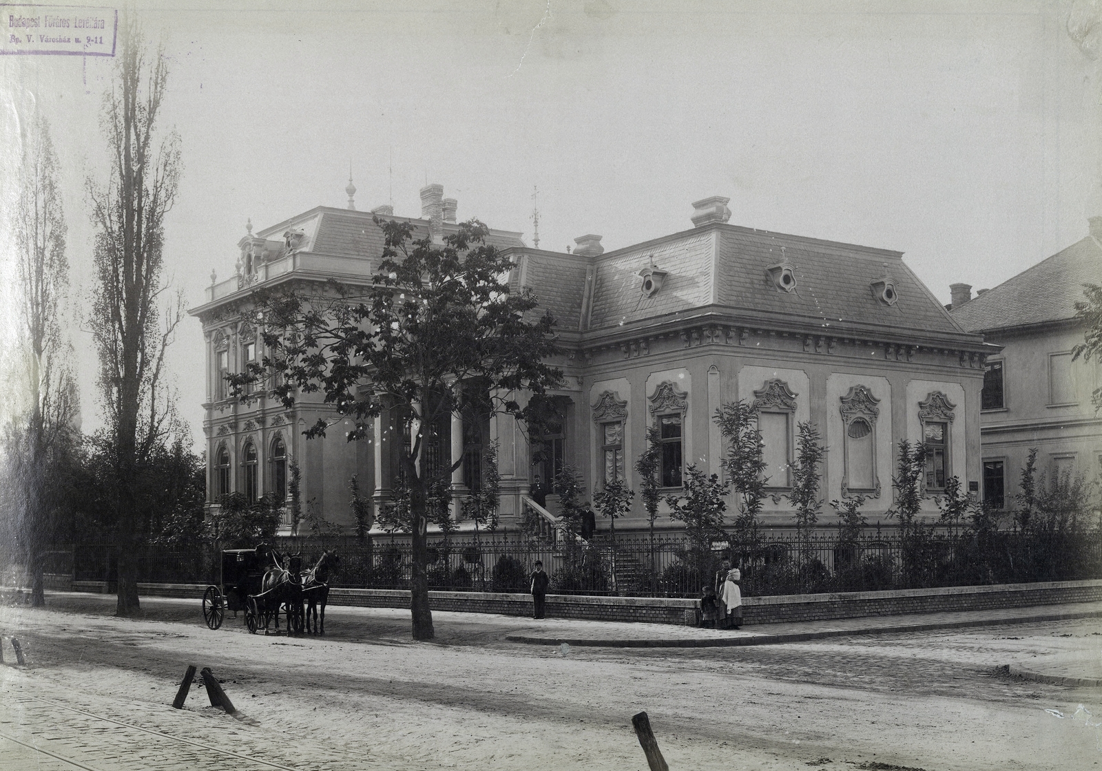 Hungary, Budapest VI., Dózsa György (Aréna) út – Délibáb utca sarok, Greiner Adolf építész villája. A felvétel 1890 után készült. A kép forrását kérjük így adja meg: Fortepan / Budapest Főváros Levéltára. Levéltári jelzet: HU.BFL.XV.19.d.1.07.111, 1900, Budapest Főváros Levéltára / Klösz György fényképei, Klösz György, carriage, Budapest, forged iron fence, Fortepan #82435