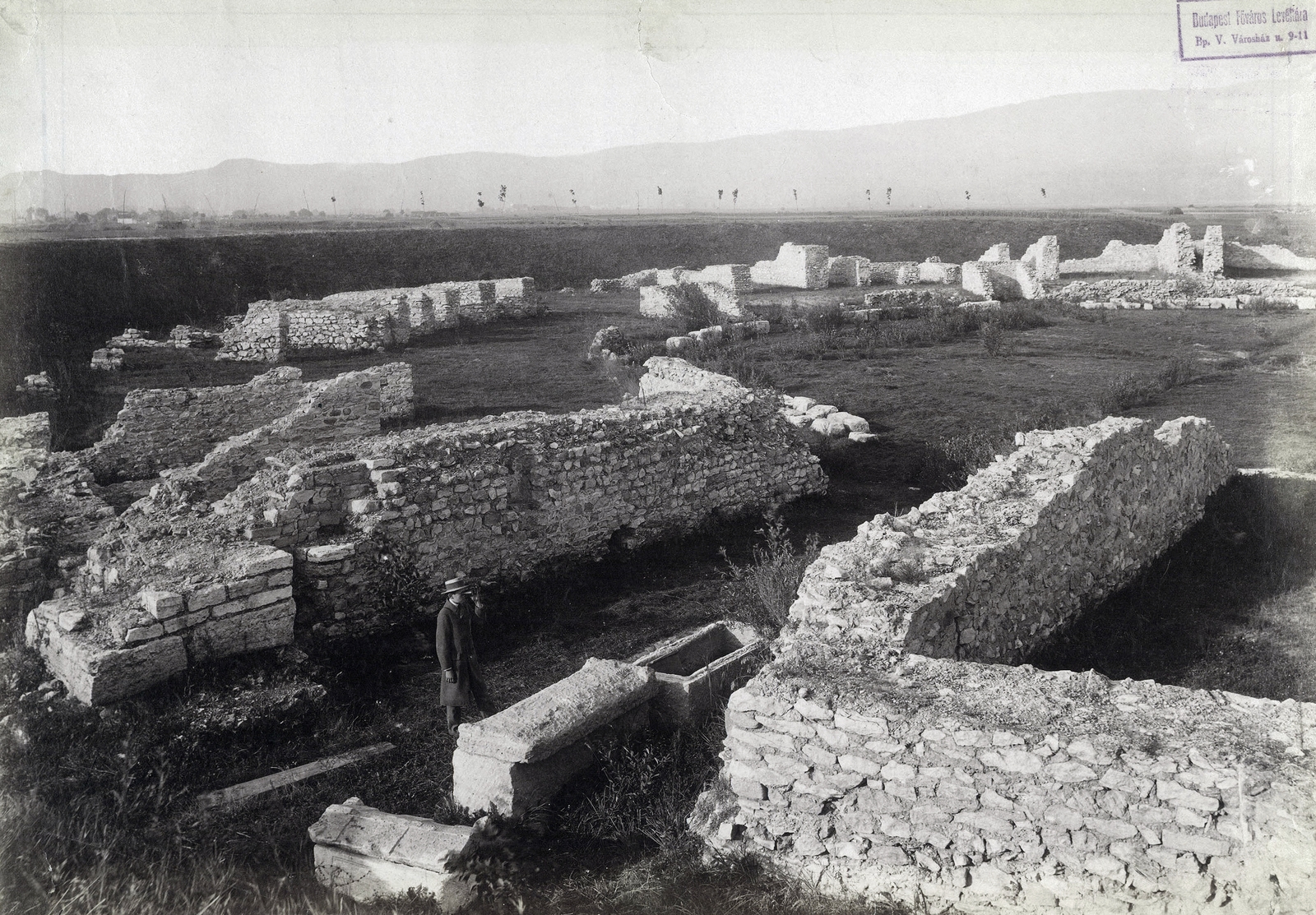 Hungary, Aquincum, Budapest III., polgárvárosi amfiteátrum. A felvétel 1890 után készült. A kép forrását kérjük így adja meg: Fortepan / Budapest Főváros Levéltára. Levéltári jelzet: HU.BFL.XV.19.d.1.07.114, 1900, Budapest Főváros Levéltára / Klösz György fényképei, Klösz György, ruins, Budapest, archeology, Best of, Fortepan #82438