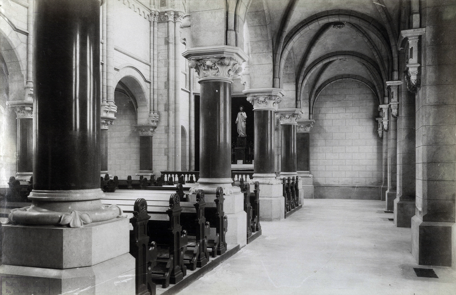 Hungary, Budapest VIII., Lőrinc pap tér - Mária utca sarok, Jézus Szíve templom. A felvétel 1890 után készült. A kép forrását kérjük így adja meg: Fortepan / Budapest Főváros Levéltára. Levéltári jelzet: HU.BFL.XV.19.d.1.07.117, 1900, Budapest Főváros Levéltára / Klösz György fényképei, Klösz György, church, church interior, Budapest, Jesus Christ-portrayal, József Kauser-design, Jesuits, Fortepan #82441