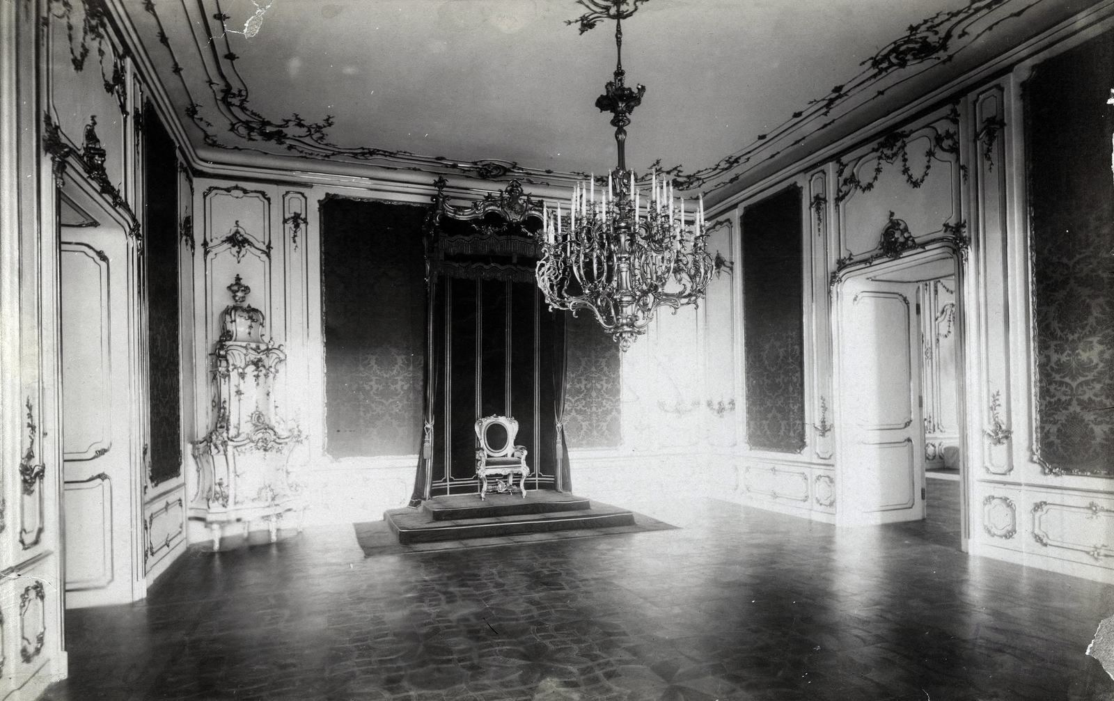 Magyarország, budai Vár, Budapest I., a Királyi Palota trónterme. A felvétel 1890 után készült. A kép forrását kérjük így adja meg: Fortepan / Budapest Főváros Levéltára. Levéltári jelzet: HU.BFL.XV.19.d.1.07.121, 1900, Budapest Főváros Levéltára / Klösz György fényképei, Klösz György, enteriőr, kályha, Budapest, csillár, Fortepan #82445