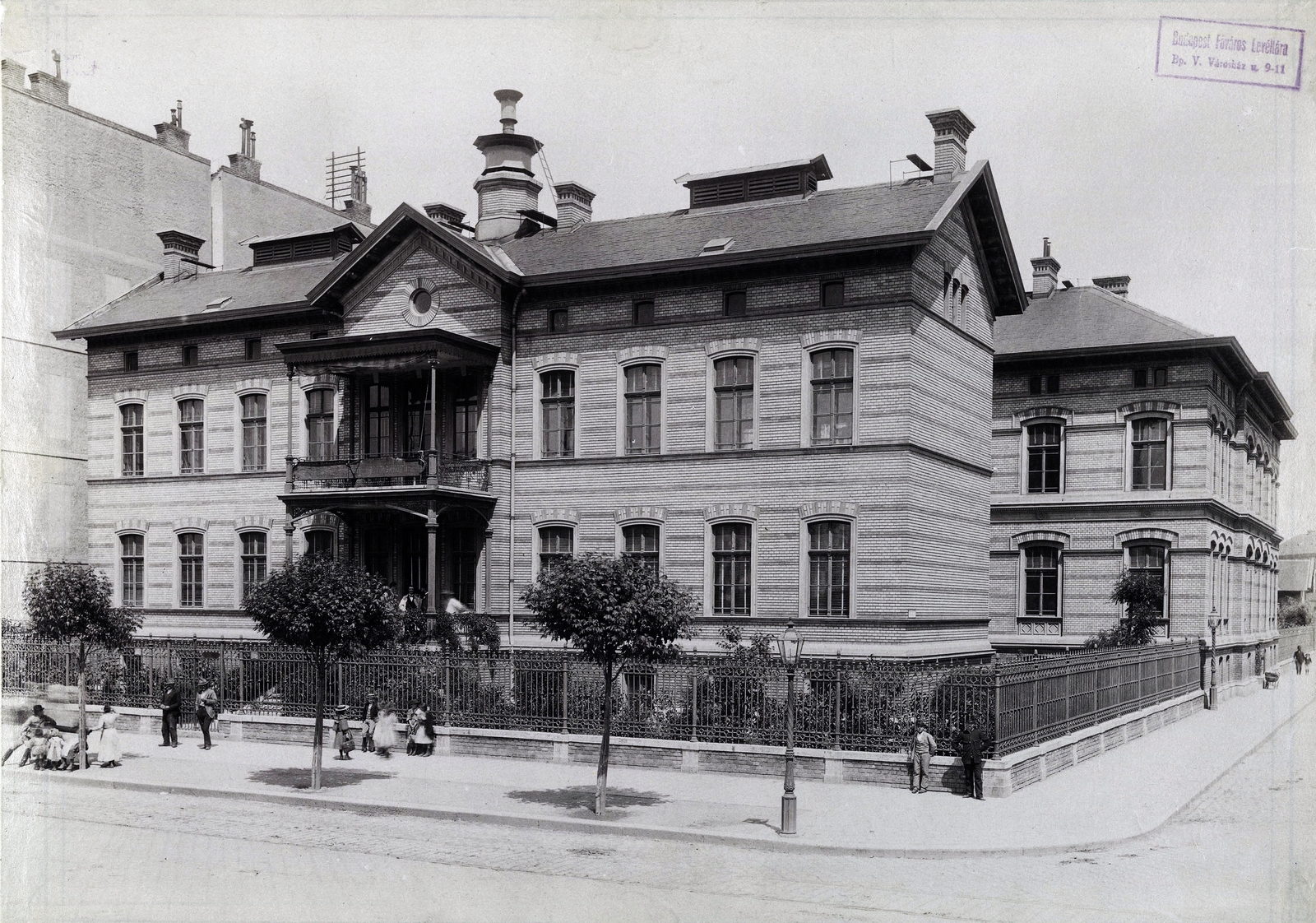 Hungary, Budapest VIII., Üllői út - Bókay János (Gólya) utca sarok, Stefánia Szegény-gyermek Kórház (később Semmelweis Egyetem I. sz. Gyermekklinika). A felvétel 1890. után készült. A kép forrását kérjük így adja meg: Fortepan / Budapest Főváros Levéltára. Levéltári jelzet: HU.BFL.XV.19.d.1.07.123, 1900, Budapest Főváros Levéltára / Klösz György fényképei, Klösz György, Budapest, Fortepan #82447
