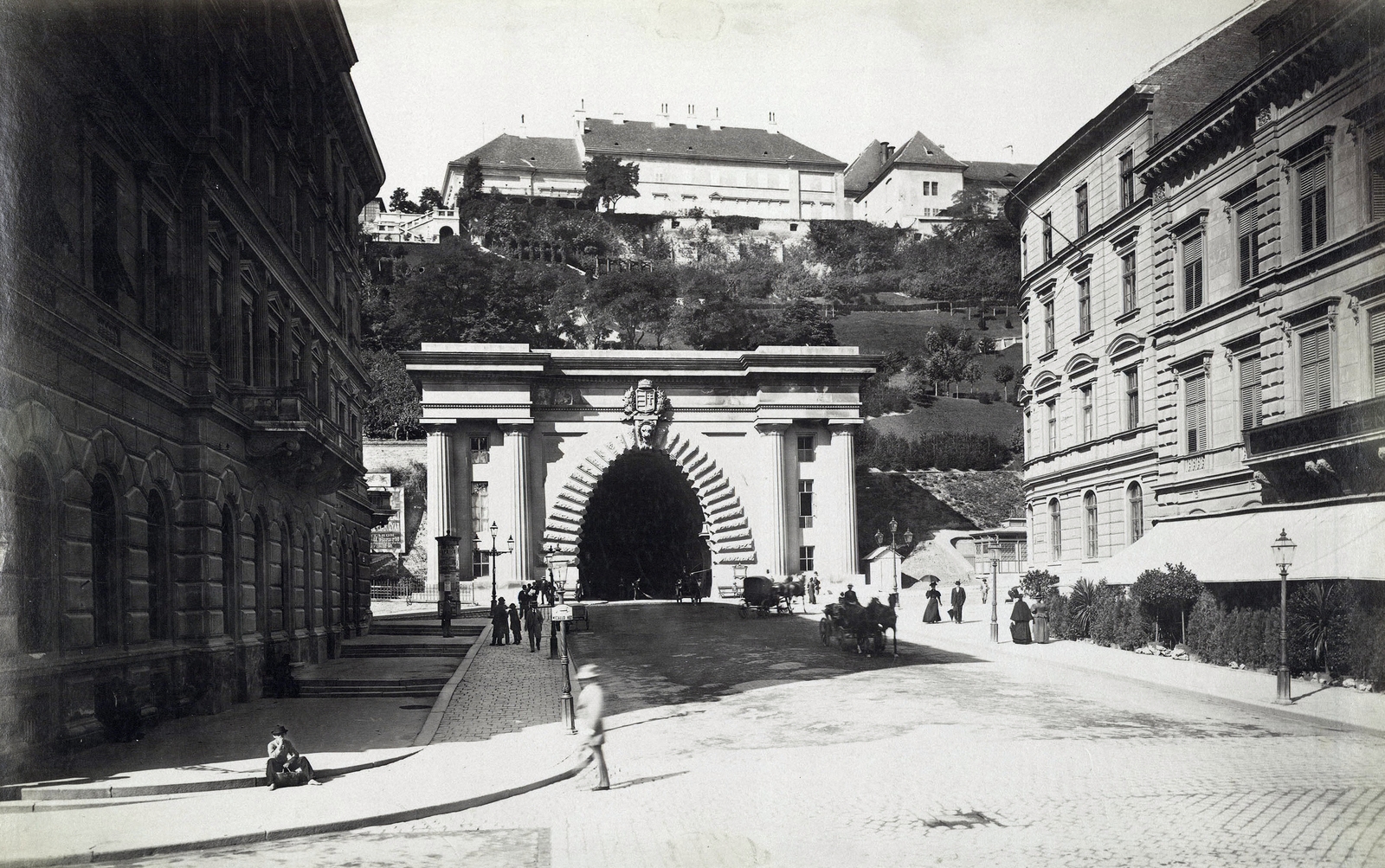 Magyarország, Budapest I., Clark Ádám (Lánchíd) tér, Alagút. A felvétel 1890 után készült. A kép forrását kérjük így adja meg: Fortepan / Budapest Főváros Levéltára. Levéltári jelzet: HU.BFL.XV.19.d.1.07.125, 1900, Budapest Főváros Levéltára / Klösz György fényképei, Klösz György, alagút, Budapest, nemzeti jelkép, Fortepan #82449