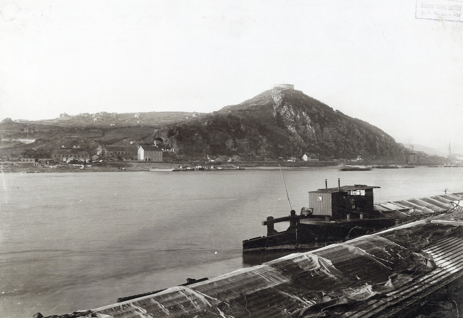 Hungary, Budapest IX.,Budapest XI., a Gellért-hegy a Fővámpalota előtti rakpartról nézve. Fenn a Citadella, a hegy lábánál a Sáros fürdő. A felvétel 1894-ben készült. A kép forrását kérjük így adja meg: Fortepan / Budapest Főváros Levéltára. Levéltári jelzet: HU.BFL.XV.19.d.1.07.129, 1900, Budapest Főváros Levéltára / Klösz György fényképei, Klösz György, ship, Budapest, Danube, mountain, Fortepan #82453
