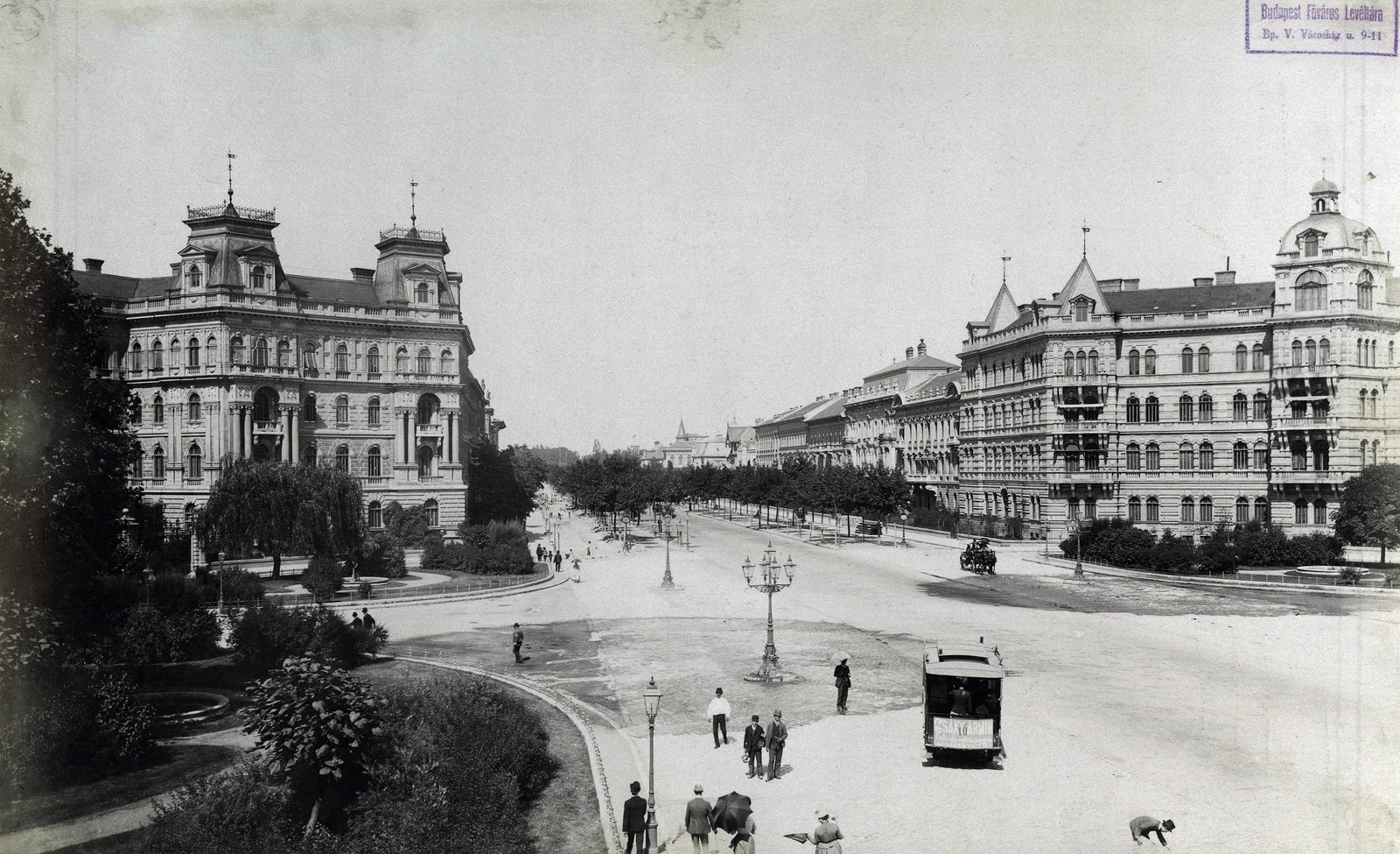 Magyarország, Budapest VI., Andrássy út és a Kodály körönd (Körönd) a Városliget felé nézve. A felvétel az 1890-es évek elején készült. A kép forrását kérjük így adja meg: Fortepan / Budapest Főváros Levéltára. Levéltári jelzet: HU.BFL.XV.19.d.1.07.134, 1900, Budapest Főváros Levéltára / Klösz György fényképei, Klösz György, omnibusz, Budapest, Bukovics Gyula-terv, Fortepan #82458