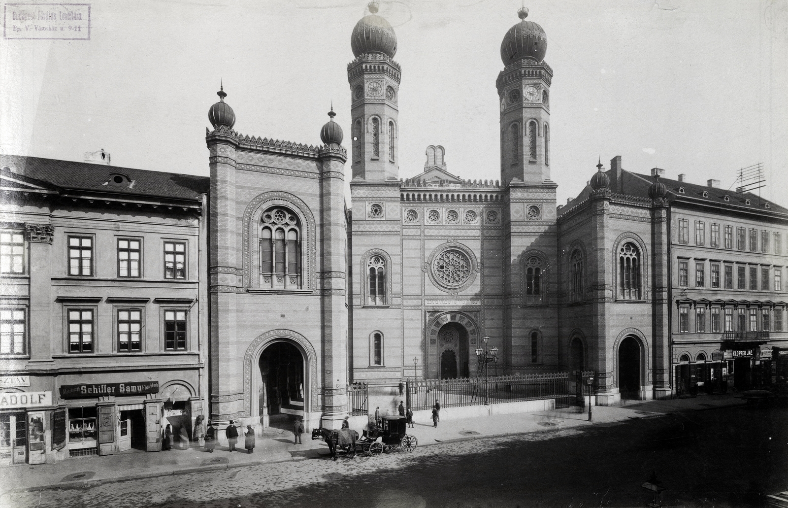 Magyarország, Budapest VII., Dohány utcai zsinagóga. A felvétel 1890 után készült. A kép forrását kérjük így adja meg: Fortepan / Budapest Főváros Levéltára. Levéltári jelzet: HU.BFL.XV.19.d.1.07.137, 1900, Budapest Főváros Levéltára / Klösz György fényképei, Klösz György, cégtábla, zsinagóga, Feszl Frigyes-terv, üzletportál, zsidóság, Budapest, mór stílus, Ludwig Förster-terv, Best of, Fortepan #82461