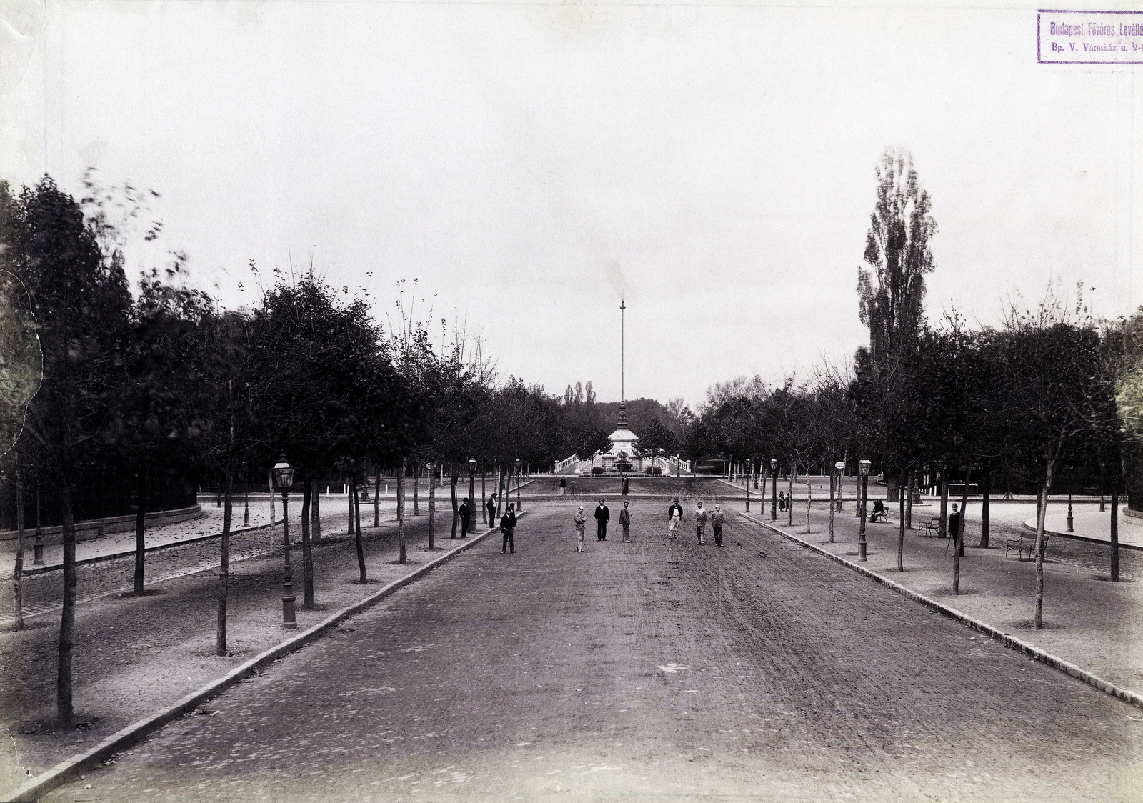 Magyarország, Budapest VI.,Budapest XIV., Andrássy út a Városliget felé nézve. A háttérben az Ybl-féle Gloriette (díszkút) látszik, ma Széchenyi-emlékmű és -kilátó a Széchenyi-hegyen. A felvétel az 1890-es évek elején készült. A kép forrását kérjük így adja meg: Fortepan / Budapest Főváros Levéltára. Levéltári jelzet: HU.BFL.XV.19.d.1.07.140, 1900, Budapest Főváros Levéltára / Klösz György fényképei, Klösz György, Ybl Miklós-terv, Budapest, emlékmű, fa, kilátó, út, Fortepan #82464