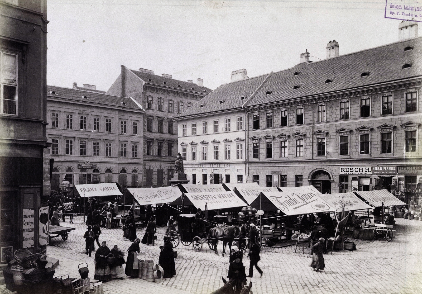 Hungary, Budapest V., Hal tér a Torony utca - Duna utca saroktól az Irányi (Kalap) utca felé nézve. A felvétel 1894 körül készült. A kép forrását kérjük így adja meg: Fortepan / Budapest Főváros Levéltára. Levéltári jelzet: HU.BFL.XV.19.d.1.07.142, 1900, Budapest Főváros Levéltára / Klösz György fényképei, Klösz György, sign-board, market, basket, Budapest, Fortepan #82466