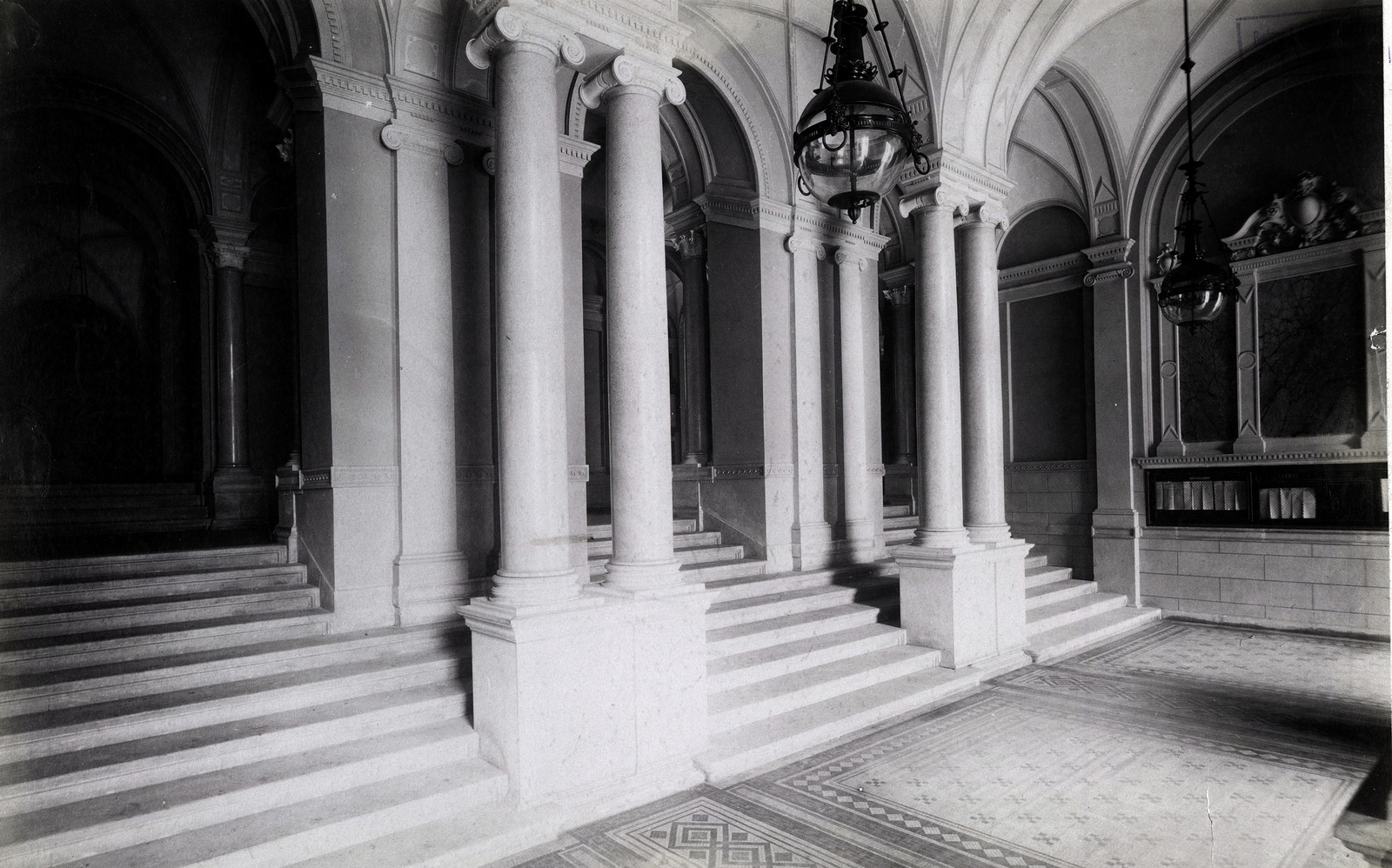 Hungary, Budapest V., Kossuth Lajos (Tömő) tér, Igazságügyi Palota (ekkor Magyar Királyi Kúria és Ítélőtábla) előcsarnoka. A felvétel 1896 körül készült. A kép forrását kérjük így adja meg: Fortepan / Budapest Főváros Levéltára. Levéltári jelzet: HU.BFL.XV.19.d.1.07.144, 1900, Budapest Főváros Levéltára / Klösz György fényképei, Klösz György, public building, castle interior, Budapest, lobby, palace, Fortepan #82468