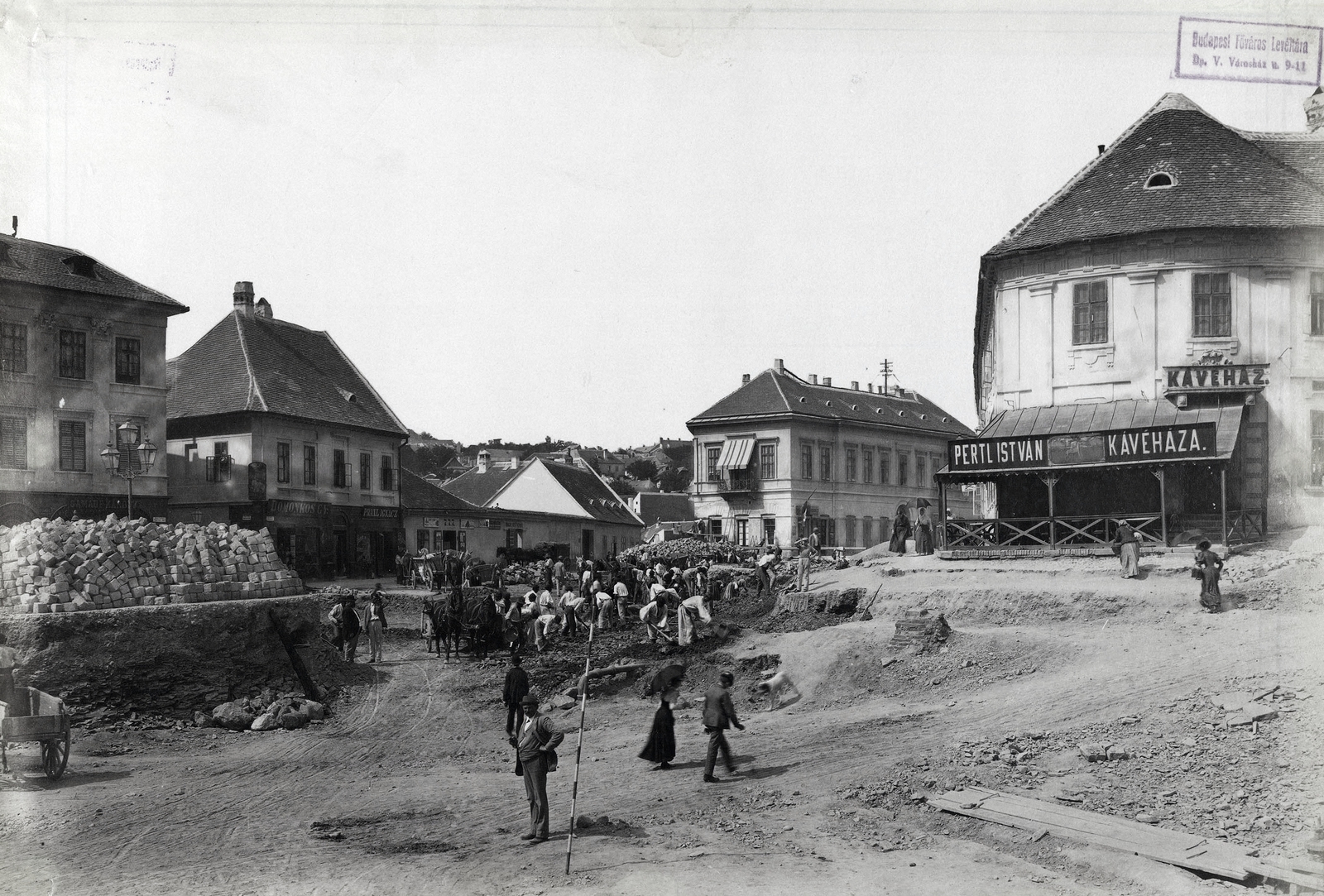 Hungary, Tabán, Budapest I., Szarvas tér, jobbra a Szarvas-ház. A felvétel 1894-ben készült. A kép forrását kérjük így adja meg: Fortepan / Budapest Főváros Levéltára. Levéltári jelzet: HU.BFL.XV.19.d.1.07.162, 1900, Budapest Főváros Levéltára / Klösz György fényképei, Klösz György, sign-board, road construction, coffee house, Budapest, awning, Fortepan #82486