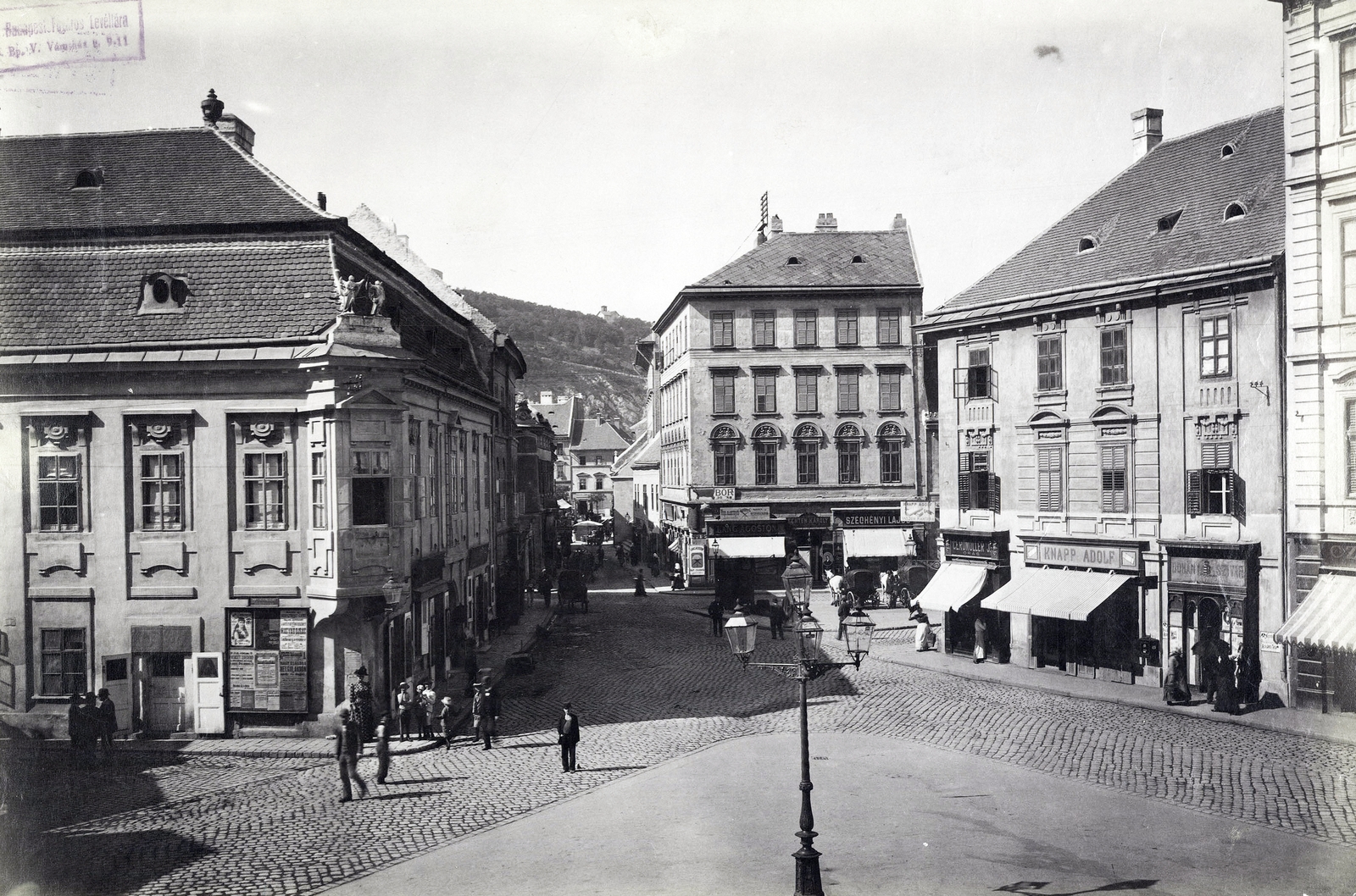 Hungary, Budapest V., eiőtérben a Sebestyén tér, balra a Lakatos utca torkolata. Szemben hátrébb a Rózsa tér, mögötte középen a Duna utca. A felvétel 1892-ben készült. A kép forrását kérjük így adja meg: Fortepan / Budapest Főváros Levéltára. Levéltári jelzet: HU.BFL.XV.19.d.1.07.180, 1900, Budapest Főváros Levéltára / Klösz György fényképei, Klösz György, sign-board, store display, Budapest, Fortepan #82504