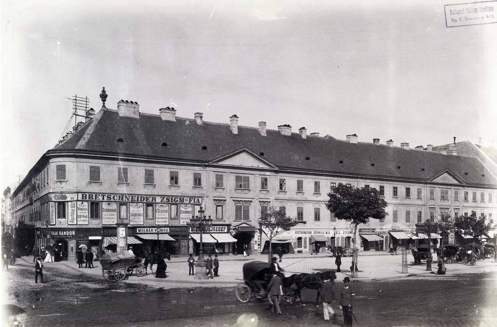 Magyarország, Budapest VII., Károly körút, balra a Király utca, Orczy-ház. A felvétel 1890 után készült. A kép forrását kérjük így adja meg: Fortepan / Budapest Főváros Levéltára. Levéltári jelzet: HU.BFL.XV.19.d.1.07.183, 1900, Budapest Főváros Levéltára / Klösz György fényképei, Klösz György, cégtábla, lovaskocsi, üzletportál, Budapest, Fortepan #82507