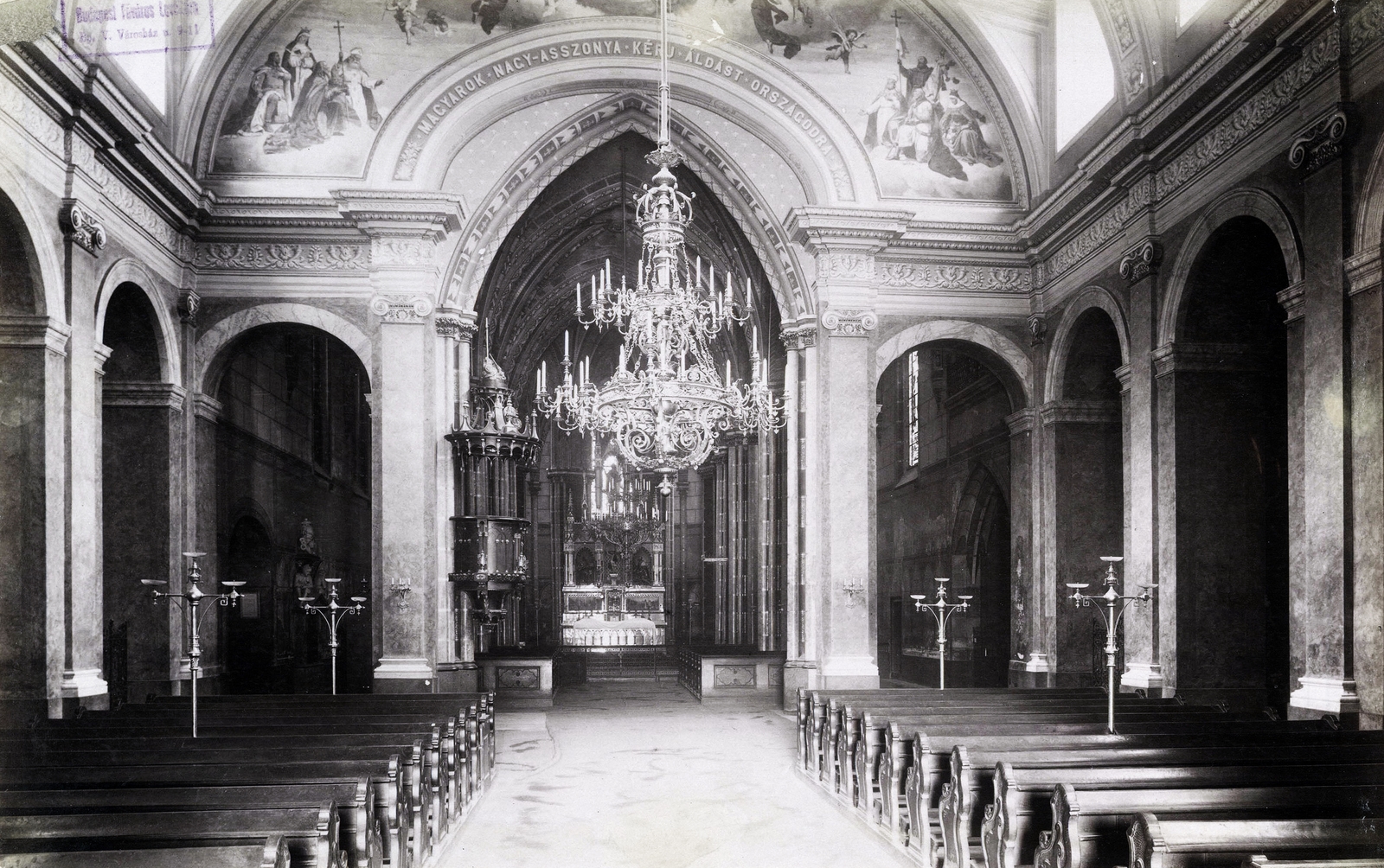Hungary, Budapest V., Március 15. (Eskü) tér, Belvárosi Nagyboldogasszony Főplébánia-templom. A felvétel 1890 után készült. A kép forrását kérjük így adja meg: Fortepan / Budapest Főváros Levéltára. Levéltári jelzet: HU.BFL.XV.19.d.1.07.185, 1900, Budapest Főváros Levéltára / Klösz György fényképei, Klösz György, church interior, Budapest, chandelier, Fortepan #82509
