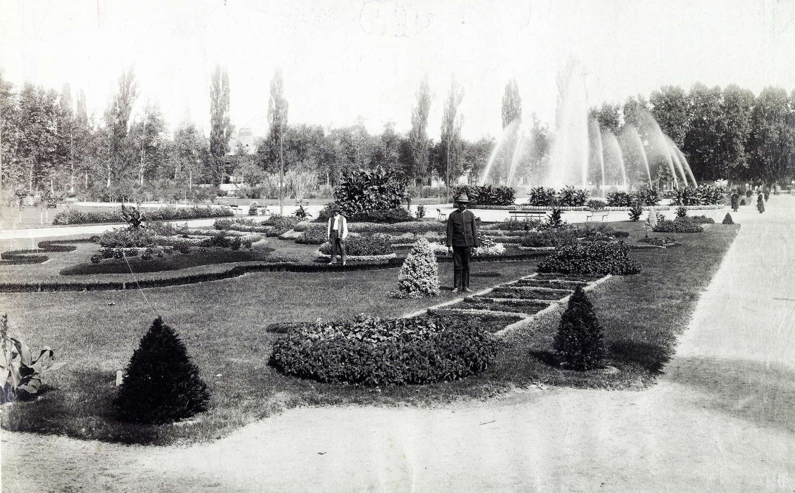Hungary, Budapest XIV., Városligeti körönd. A felvétel 1890 után készült. A kép forrását kérjük így adja meg: Fortepan / Budapest Főváros Levéltára. Levéltári jelzet: HU.BFL.XV.19.d.1.08.001, 1900, Budapest Főváros Levéltára / Klösz György fényképei, Klösz György, fountain, Budapest, bush, Fortepan #82526