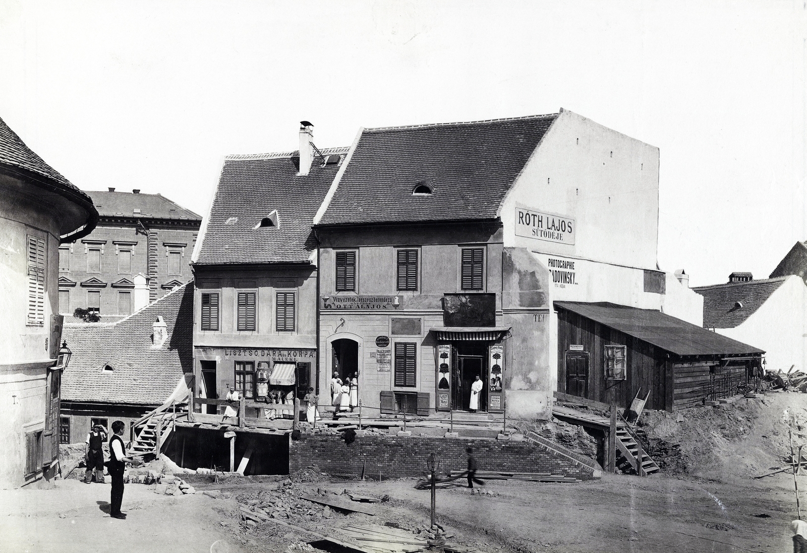 Hungary, Tabán, Budapest I., Szarvas tér, balra az Apród utca. A felvétel 1894-ben készült. A kép forrását kérjük így adja meg: Fortepan / Budapest Főváros Levéltára. Levéltári jelzet: HU.BFL.XV.19.d.1.08.005, 1900, Budapest Főváros Levéltára / Klösz György fényképei, Klösz György, street view, store display, venetian blind, Budapest, awning, Fortepan #82530