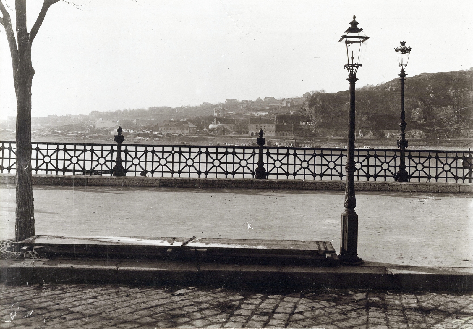 Hungary, Budapest V.,Budapest XI., Belgrád (Ferenc József) rakpart a Gellért-hegy és a mai Szent Gellért tér felé nézve. A felvétel 1895 előtt készült. A kép forrását kérjük így adja meg: Fortepan / Budapest Főváros Levéltára. Levéltári jelzet: HU.BFL.XV.19.d.1.08.012, 1900, Budapest Főváros Levéltára / Klösz György fényképei, Klösz György, lamp post, wharf, Budapest, Fortepan #82537