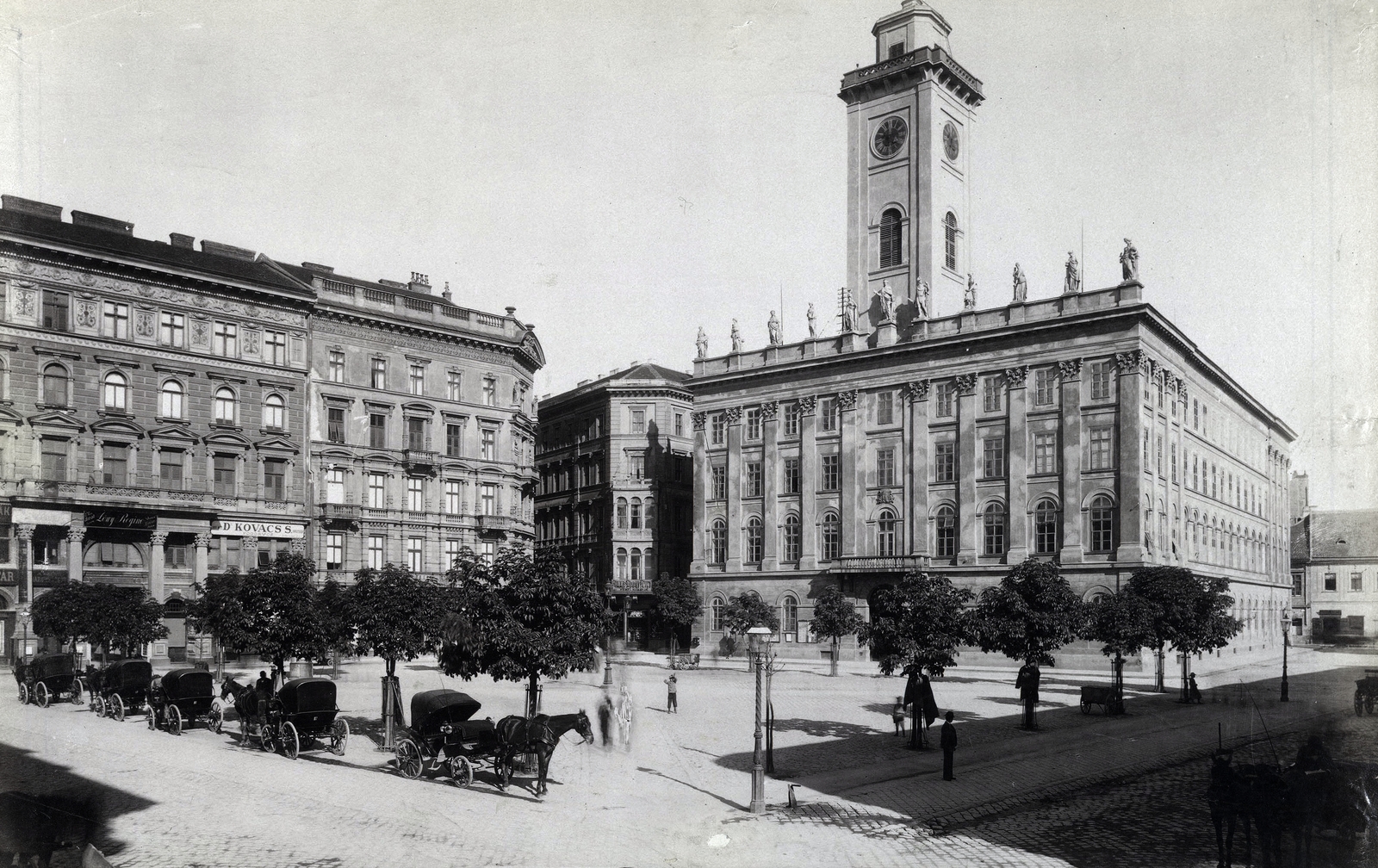 Hungary, Budapest V., Városház tér, "régi pesti Városháza", ma a Piarista tömb található itt. A felvétel az 1890-es évek elején készült. A kép forrását kérjük így adja meg: Fortepan / Budapest Főváros Levéltára. Levéltári jelzet: HU.BFL.XV.19.d.1.08.013, 1900, Budapest Főváros Levéltára / Klösz György fényképei, Klösz György, street view, public building, fiacre, Budapest, Fortepan #82538