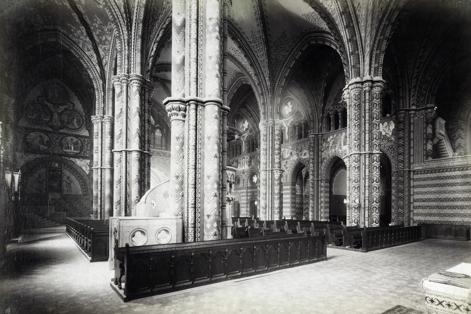 Hungary, Budapest I., Mátyás-templom, templombelső a Menyasszony-kapu felől a főbejárat felé nézve. A felvétel 1896 körül készült. A kép forrását kérjük így adja meg: Fortepan / Budapest Főváros Levéltára. Levéltári jelzet: HU.BFL.XV.19.d.1.08.020, 1900, Budapest Főváros Levéltára / Klösz György fényképei, Klösz György, church interior, Budapest, Fortepan #82545