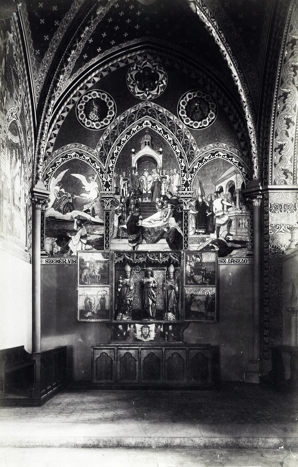 Magyarország, budai Vár, Budapest I., Mátyás-templom, az északi oldalhajó végén található Szent László-kápolna, a triptychonokat Lotz Károly készítette. A felvétel 1896 körül készült. A kép forrását kérjük így adja meg: Fortepan / Budapest Főváros Levéltára. Levéltári jelzet: HU.BFL.XV.19.d.1.08.022, 1900, Budapest Főváros Levéltára / Klösz György fényképei, Klösz György, templombelső, Budapest, Fortepan #82547