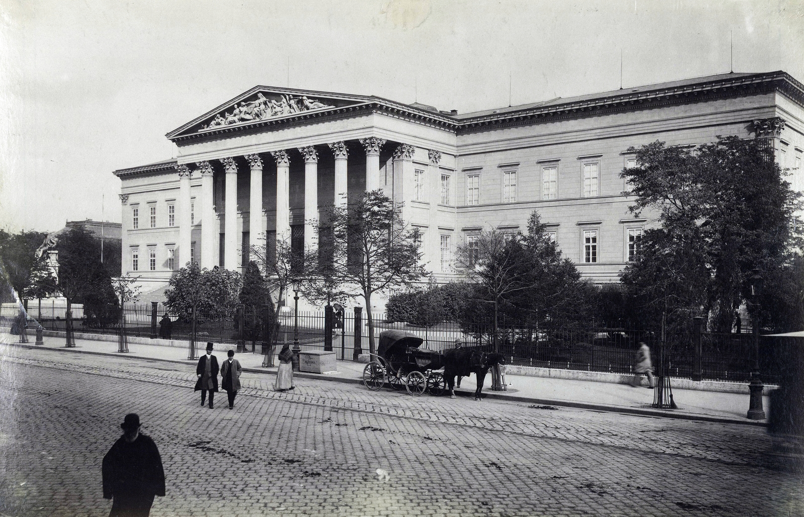 Hungary, Budapest VIII., Múzeum körút, Magyar Nemzeti Múzeum. A felvétel 1893 után készült. A kép forrását kérjük így adja meg: Fortepan / Budapest Főváros Levéltára. Levéltári jelzet: HU.BFL.XV.19.d.1.08.024, 1900, Budapest Főváros Levéltára / Klösz György fényképei, Klösz György, museum, Mihály Pollack-design, cobblestones, cab-horse, Budapest, János Arany-portrayal, Fortepan #82549