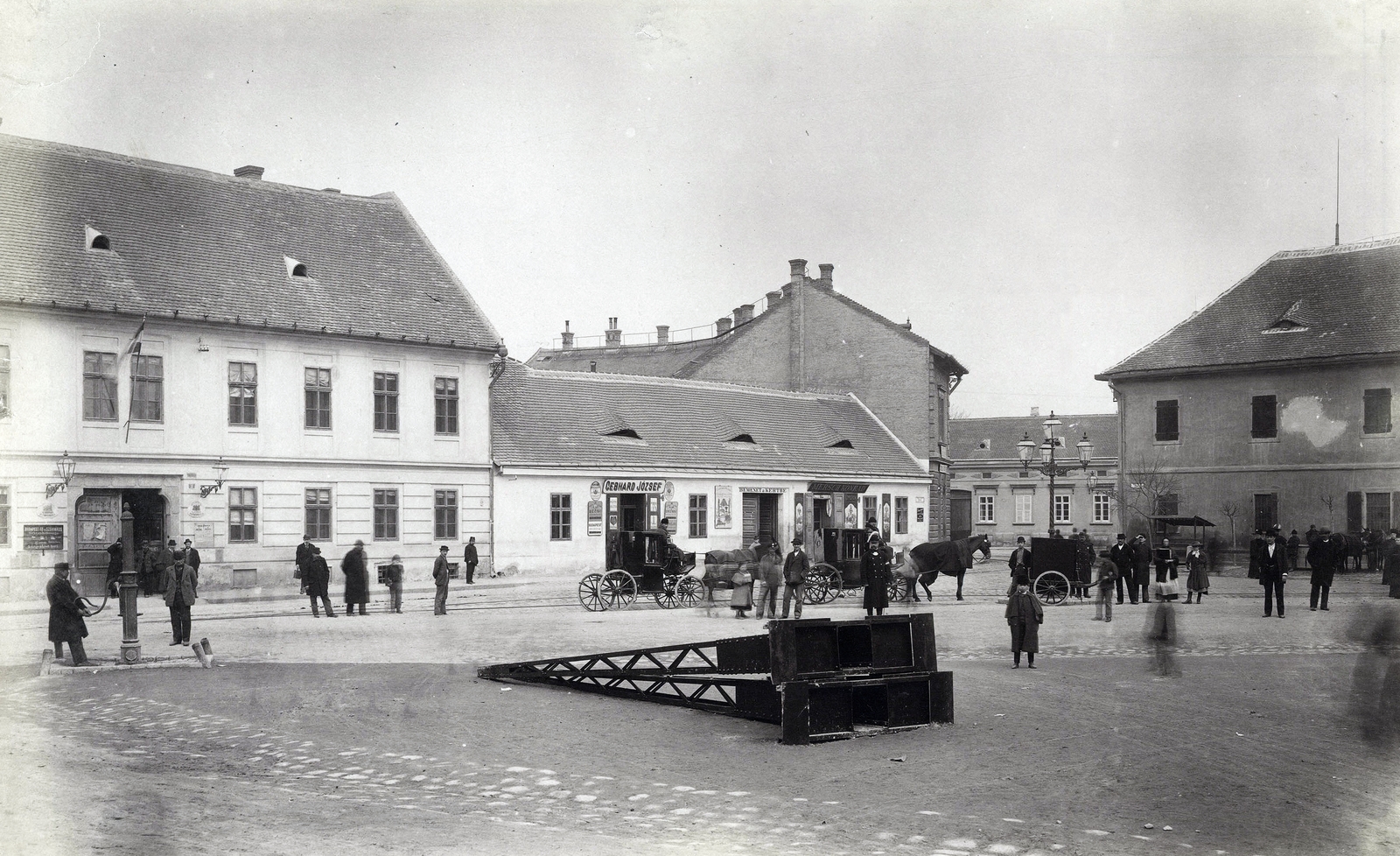 Magyarország, Óbuda, Budapest III., Fő tér. A felvétel 1890 után készült. A kép forrását kérjük így adja meg: Fortepan / Budapest Főváros Levéltára. Levéltári jelzet: 
HU.BFL.XV.19.d.1.08.027, 1900, Budapest Főváros Levéltára / Klösz György fényképei, Klösz György, üzletportál, konflis, Budapest, Fortepan #82552