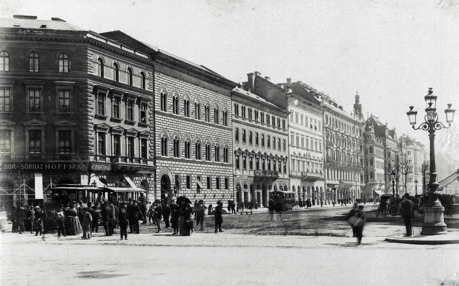 Magyarország, Budapest VI., Oktogon, jobbra a Teréz körút a Király utca felé nézve. A felvétel 1887-ben készült. A kép forrását kérjük így adja meg: Fortepan / Budapest Főváros Levéltára. Levéltári jelzet: HU.BFL.XV.19.d.1.08.032, 1900, Budapest Főváros Levéltára / Klösz György fényképei, Klösz György, vendéglő, utcakép, villamos, lámpaoszlop, Siemens, Budapest, Fortepan #82557