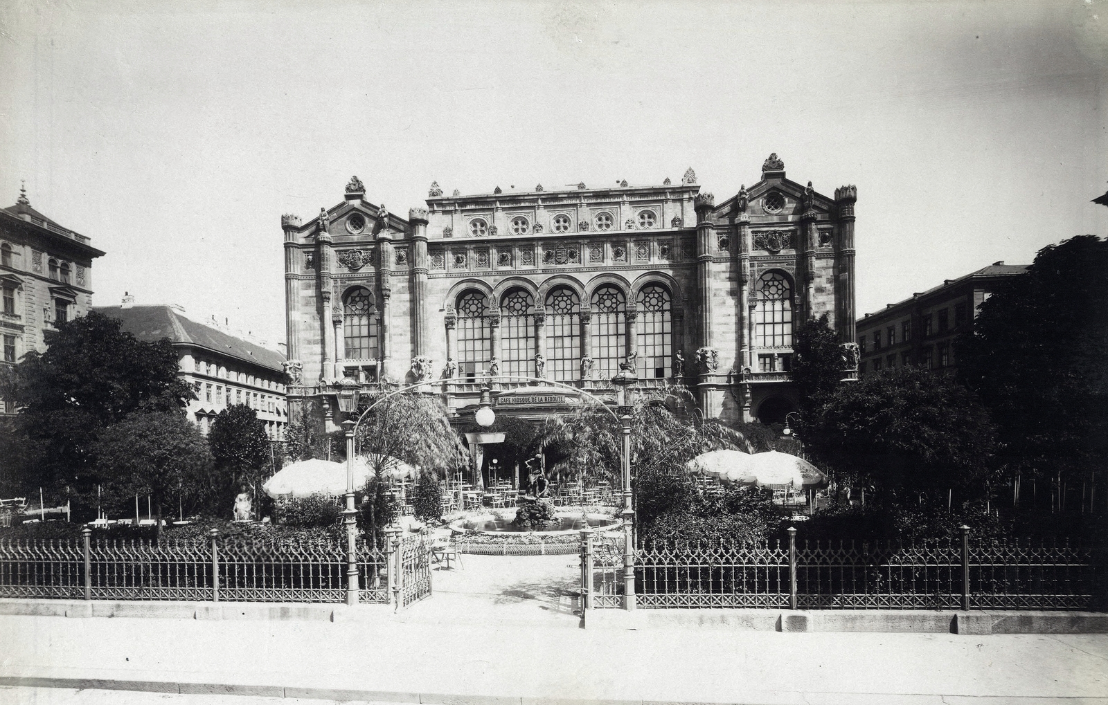 Hungary, Budapest V., Vigadó tér, a Vigadó és előtte a Kioszk (Hangli). A felvétel 1890 után készült. A kép forrását kérjük így adja meg: Fortepan / Budapest Főváros Levéltára. Levéltári jelzet: HU.BFL.XV.19.d.1.08.037, 1900, Budapest Főváros Levéltára / Klösz György fényképei, Klösz György, Frigyes Feszl-design, Budapest, events' center, Fortepan #82562