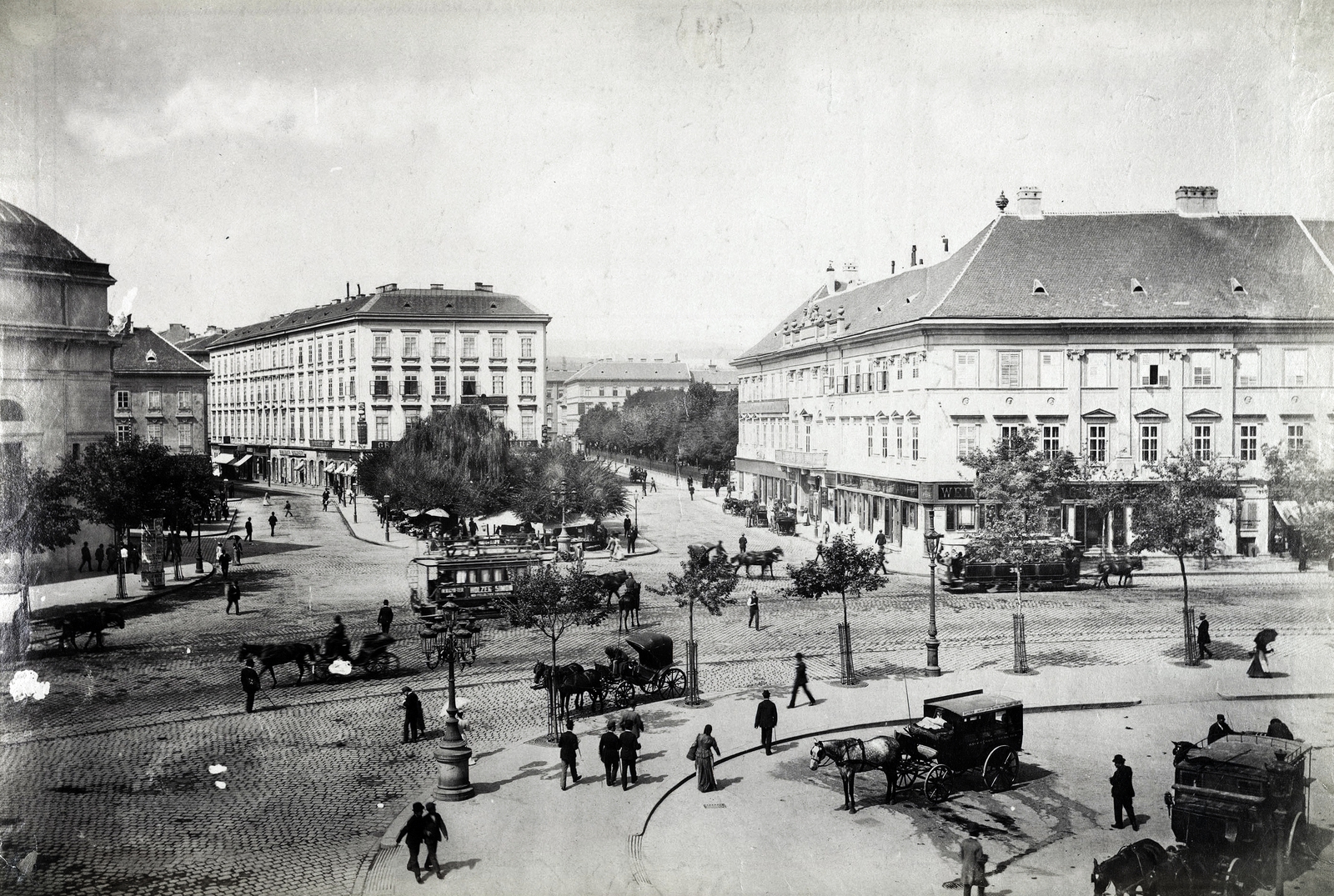 Hungary, Budapest V., Deák Ferenc tér. A felvétel 1892-1895 között készült. A kép forrását kérjük így adja meg: Fortepan / Budapest Főváros Levéltára. Levéltári jelzet: HU.BFL.XV.19.d.1.08.040, 1900, Budapest Főváros Levéltára / Klösz György fényképei, Klösz György, transport, Horse-drawn carriage, Budapest, Fortepan #82565