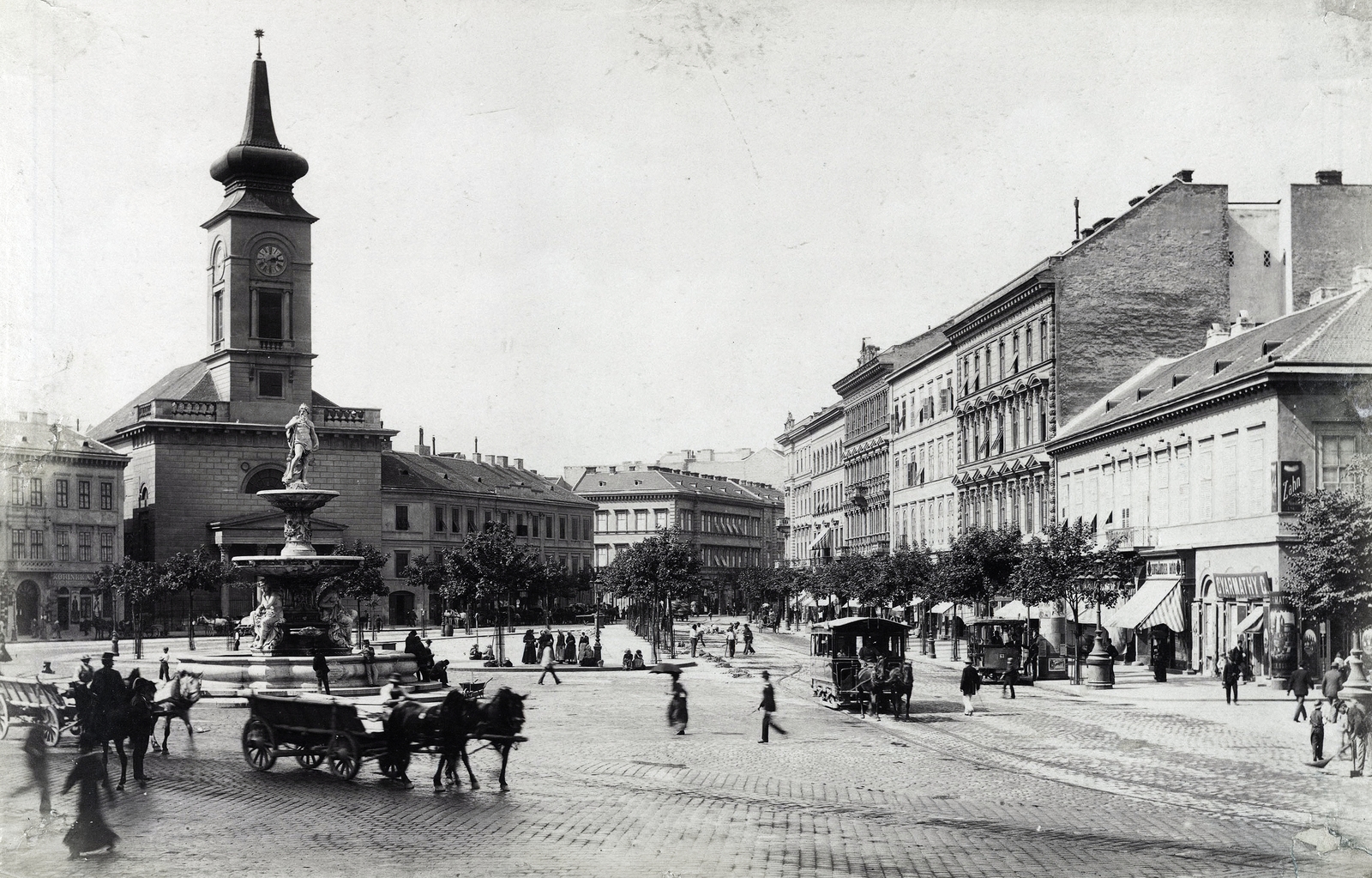 Magyarország, Budapest V.,Budapest IX., Kálvin tér a Vámház körút felé nézve. A Danubius-kút hátterében a református templom. A felvétel 1891-1897 között készült. A kép forrását kérjük így adja meg: Fortepan / Budapest Főváros Levéltára. Levéltári jelzet: HU.BFL.XV.19.d.1.08.042, 1900, Budapest Főváros Levéltára / Klösz György fényképei, Klösz György, templom, kút, lovaskocsi, üzletportál, kockakő, lóvasút, Budapest, Fortepan #82567