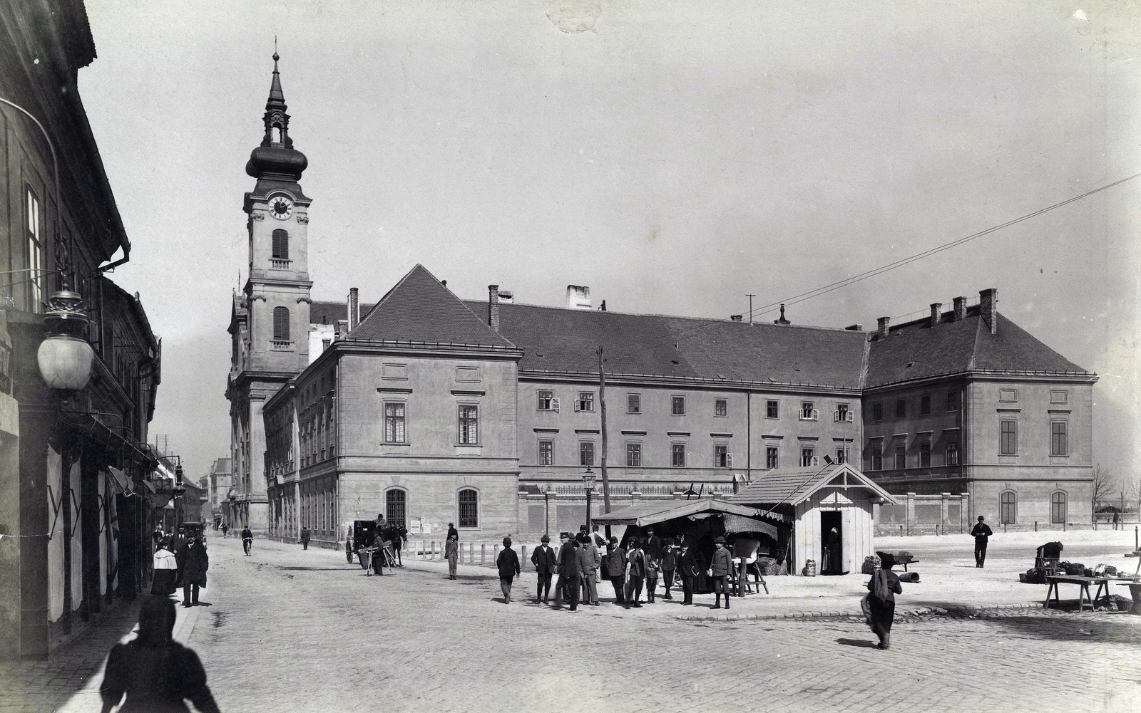 Hungary, Budapest I., Batthyány (Bomba) tér, az Erzsébet apácák kolostora és kórháza (később szociális otthon). A felvétel 1890 után készült. A kép forrását kérjük így adja meg: Fortepan / Budapest Főváros Levéltára. Levéltári jelzet: HU.BFL.XV.19.d.1.08.045, 1900, Budapest Főváros Levéltára / Klösz György fényképei, Klösz György, Budapest, Fortepan #82570