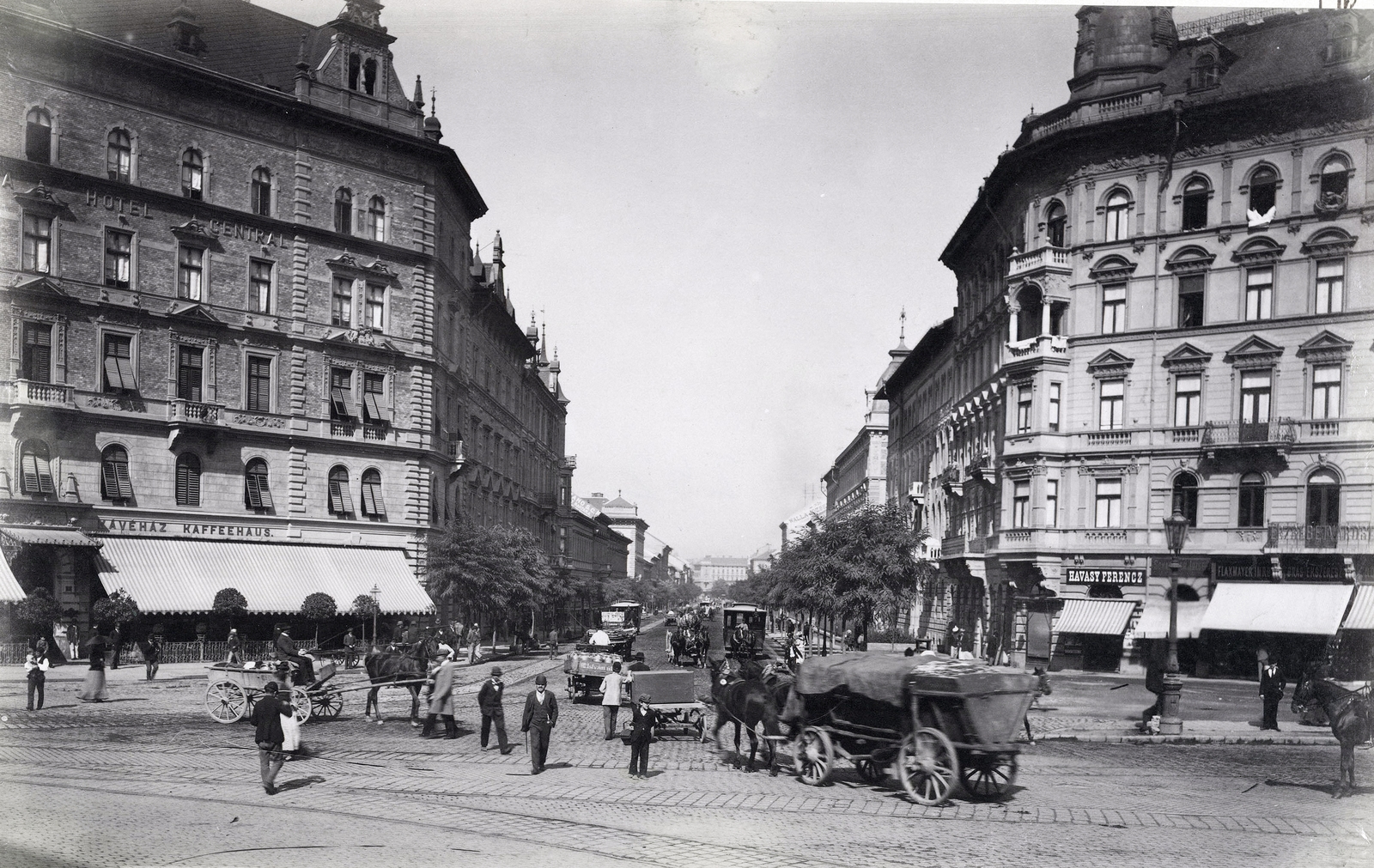 Hungary, Budapest VII., Baross tér, szemben a Rottenbiller utca. A felvétel 1895 körül készült. A kép forrását kérjük így adja meg: Fortepan / Budapest Főváros Levéltára. Levéltári jelzet: HU.BFL.XV.19.d.1.08.046, 1900, Budapest Főváros Levéltára / Klösz György fényképei, Klösz György, transport, Horse-drawn carriage, coffee house, Budapest, Fortepan #82571