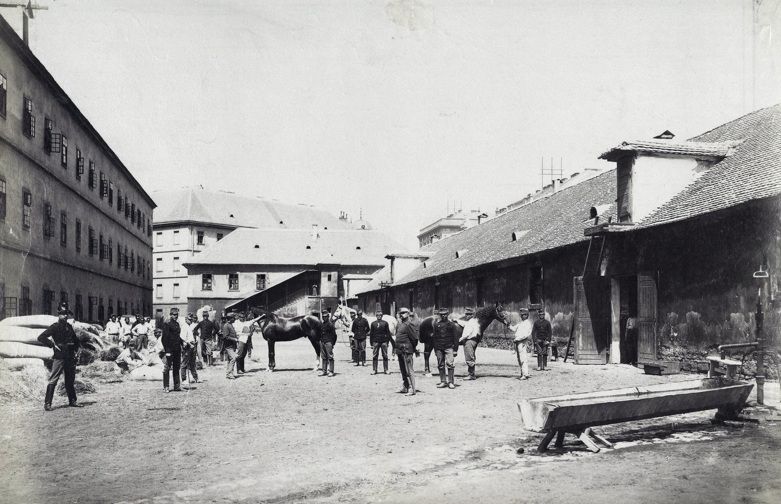 Hungary, Budapest V., az Újépület és kisebbik udvara (a kaszárnya és börtön épületét 1897-ben lebontották, ma a Szabadság tér van a helyén). A felvétel 1896 körül készült. A kép forrását kérjük így adja meg: Fortepan / Budapest Főváros Levéltára. Levéltári jelzet: HU.BFL.XV.19.d.1.08.047, 1900, Budapest Főváros Levéltára / Klösz György fényképei, Klösz György, horse, soldier, Budapest, vanished building, water trough, Fortepan #82572