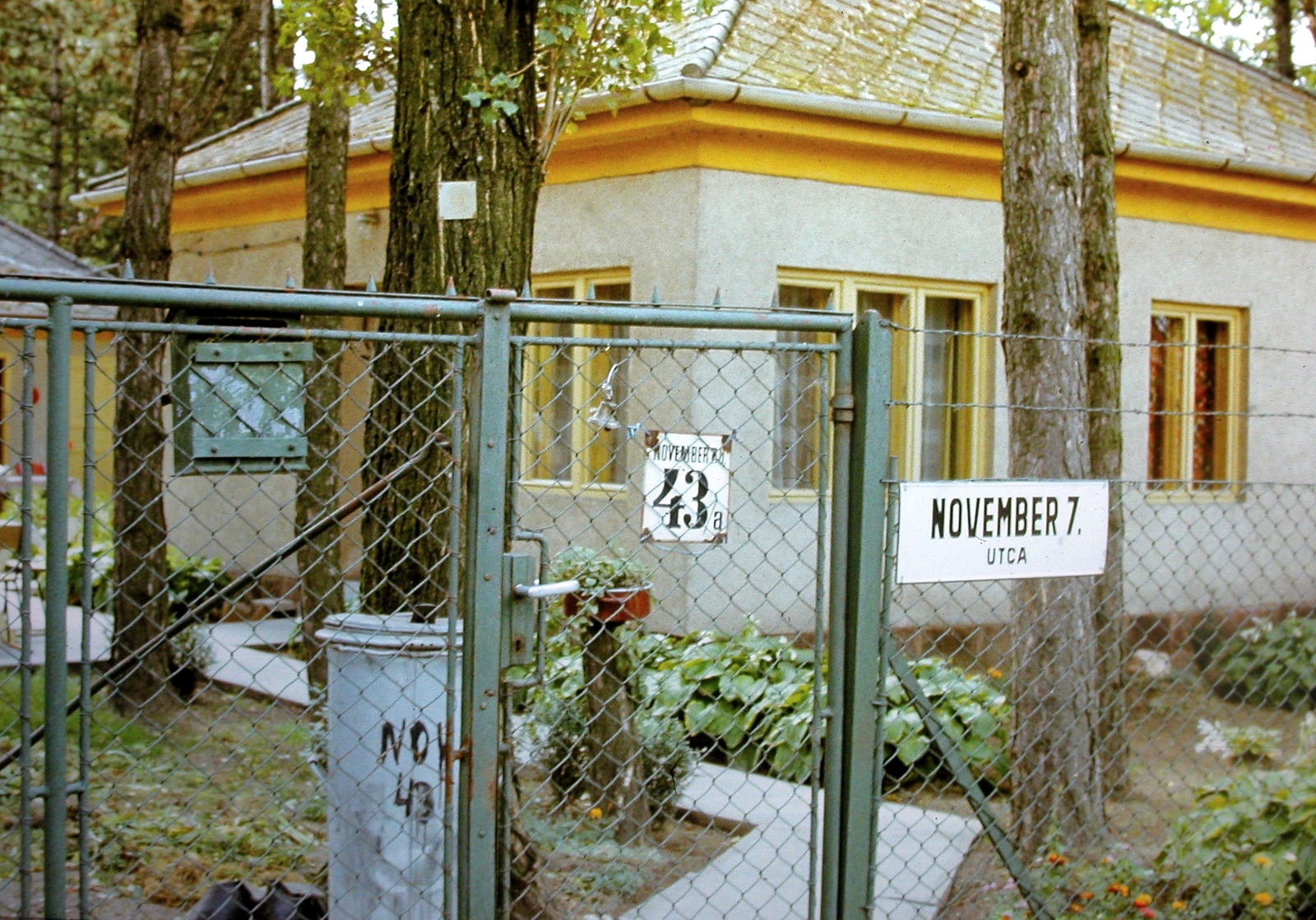 Hungary, Balatonszéplak,Siófok, Október 23. (November 7.) utca 43/a., 1970, Fortepan, colorful, garden, dustbin, garden-gate, Fortepan #8258