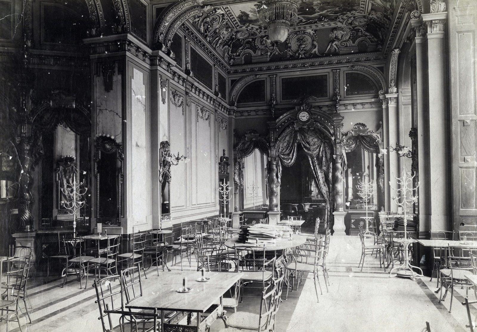 Magyarország, Budapest VII., New York Kávéház. A felvétel 1894 körül készült. A kép forrását kérjük így adja meg: Fortepan / Budapest Főváros Levéltára. Levéltári jelzet: HU.BFL.XV.19.d.1.08.059, 1900, Budapest Főváros Levéltára / Klösz György fényképei, Klösz György, Budapest, freskó, ruhafogas, falikar, falióra, Best of, Fortepan #82584