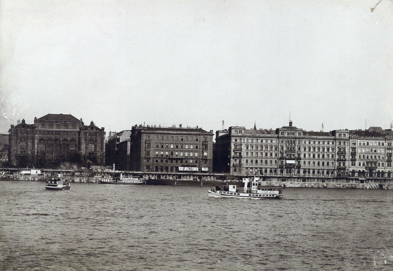 Hungary, Budapest V., a Dunakorzó (Ferenc József rakpart) épületei a Dunáról nézve. Balról a Vigadó, az Első Magyar Általános Biztosító Társaság, a Hungária Nagyszálló és a Bristol szálló. A kép forrását kérjük így adja meg: Fortepan / Budapest Főváros Levéltára. Levéltári jelzet: HU.BFL.XV.19.d.1.08.060, 1914, Budapest Főváros Levéltára / Klösz György fényképei, Klösz György, hotel, Frigyes Feszl-design, Budapest, Antal Szkalnitzky-design, vanished building, events' center, Fortepan #82585