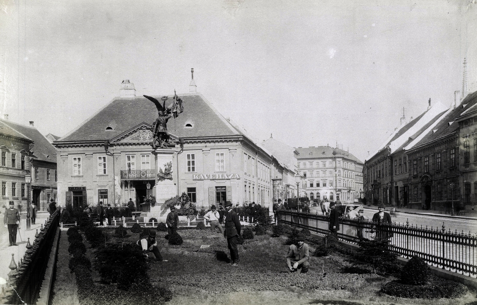 Hungary, Budapest I., Dísz tér, szemben a Honvéd-szobor (Zala György, 1893.). A felvétel 1896 körül készült. A kép forrását kérjük így adja meg: Fortepan / Budapest Főváros Levéltára. Levéltári jelzet: HU.BFL.XV.19.d.1.08.066, 1900, Budapest Főváros Levéltára / Klösz György fényképei, Klösz György, Budapest, György Zala-design, Fortepan #82591