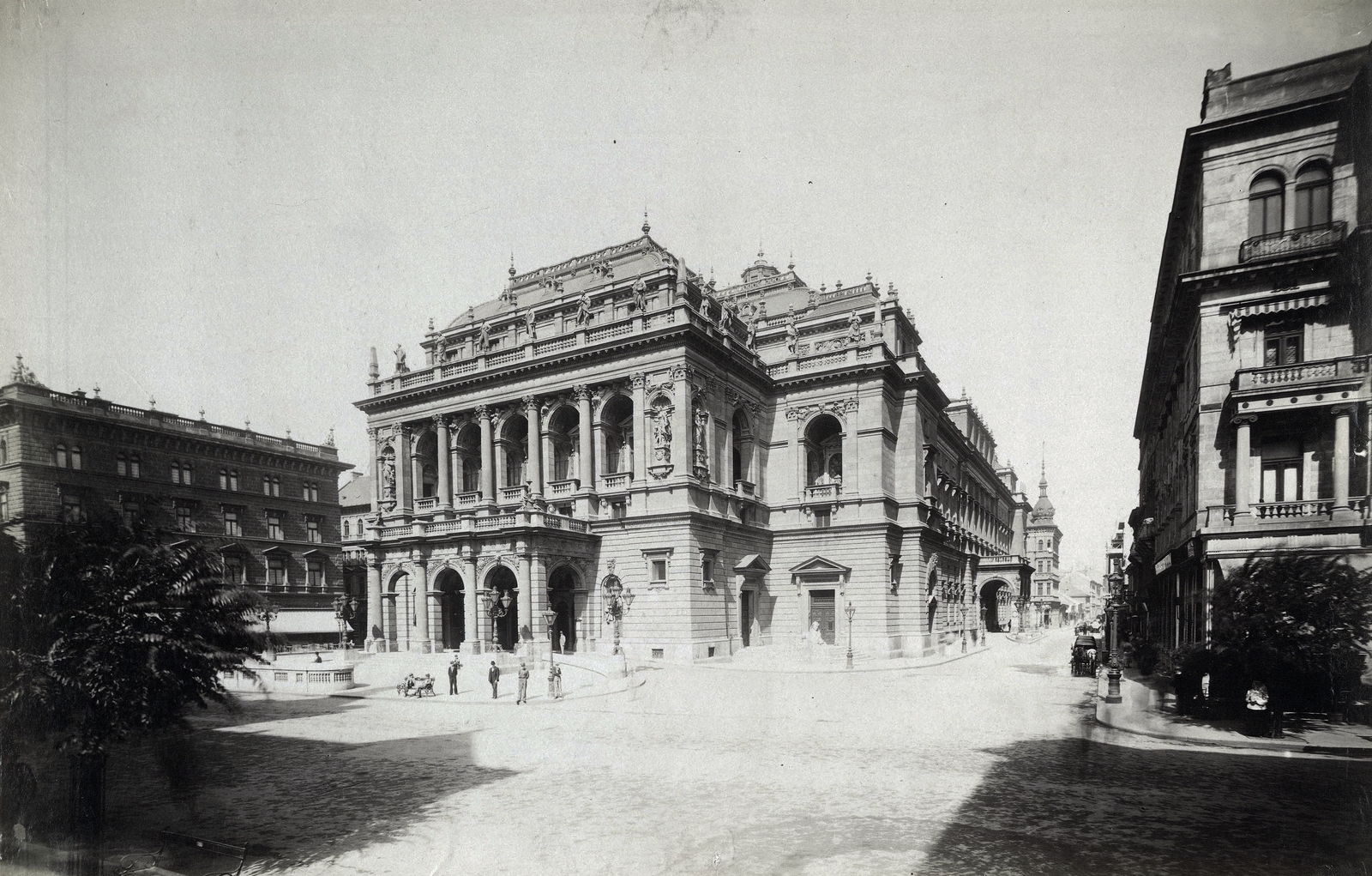 Hungary, Budapest VI., Andrássy út, a Magyar Állami Operaház épülete (Ybl Miklós, 1884.). A felvétel 1898 körül készült. A kép forrását kérjük így adja meg: Fortepan / Budapest Főváros Levéltára. Levéltári jelzet: HU.BFL.XV.19.d.1.08.073, 1900, Budapest Főváros Levéltára / Klösz György fényképei, Klösz György, Miklós Ybl-design, Budapest, opera house, Fortepan #82598