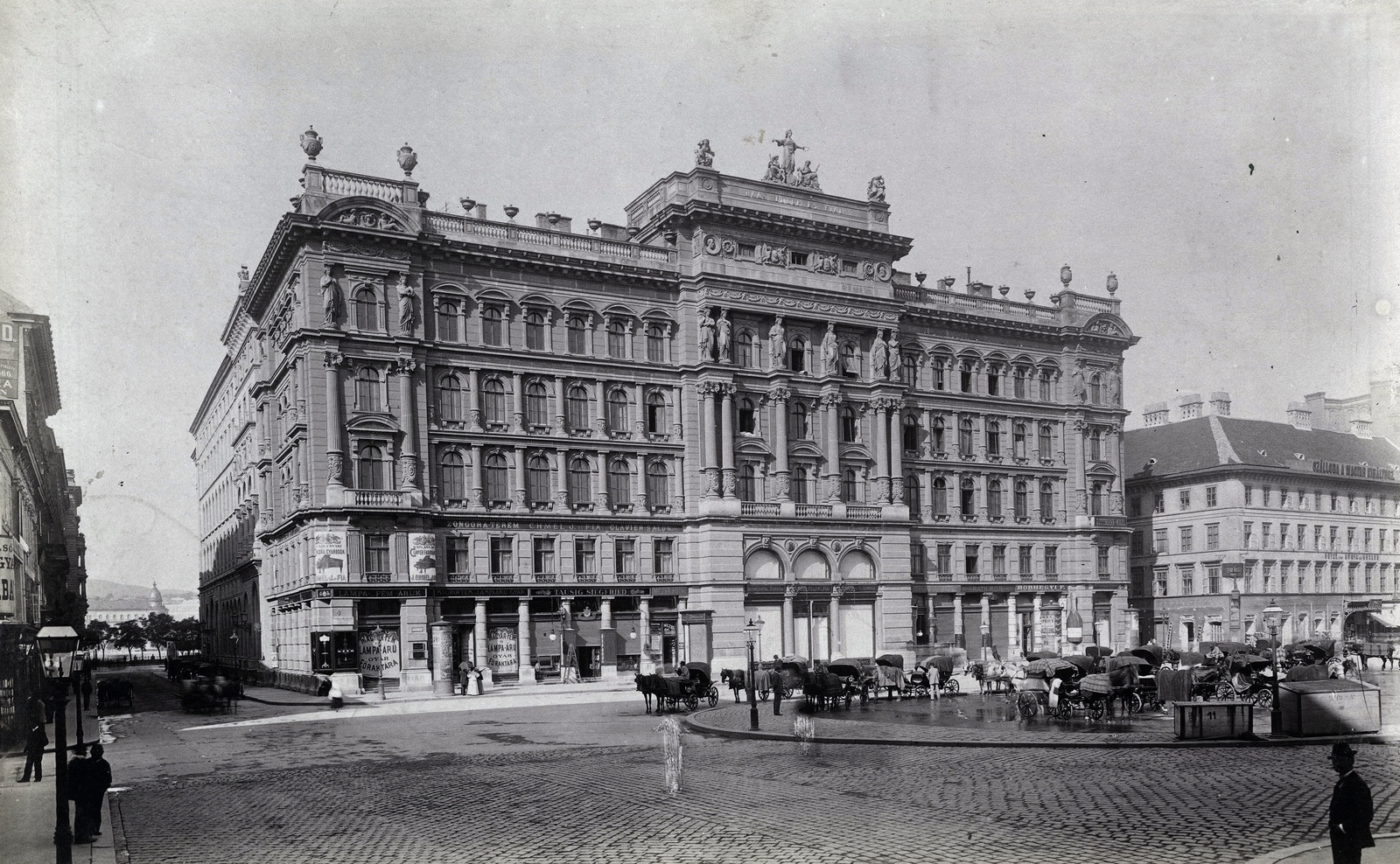 Hungary, Budapest V., Vörösmarty (Gizella) tér a Deák Ferenc utca felől nézve. Szemben a Haas-palota, tőle jobbra a Szálloda a Magyar királyhoz. A felvétel 1894 körül készült. A kép forrását kérjük így adja meg: Fortepan / Budapest Főváros Levéltára. Levéltári jelzet: HU.BFL.XV.19.d.1.08.075, 1900, Budapest Főváros Levéltára / Klösz György fényképei, Klösz György, store display, cab-horse, Budapest, Fortepan #82600