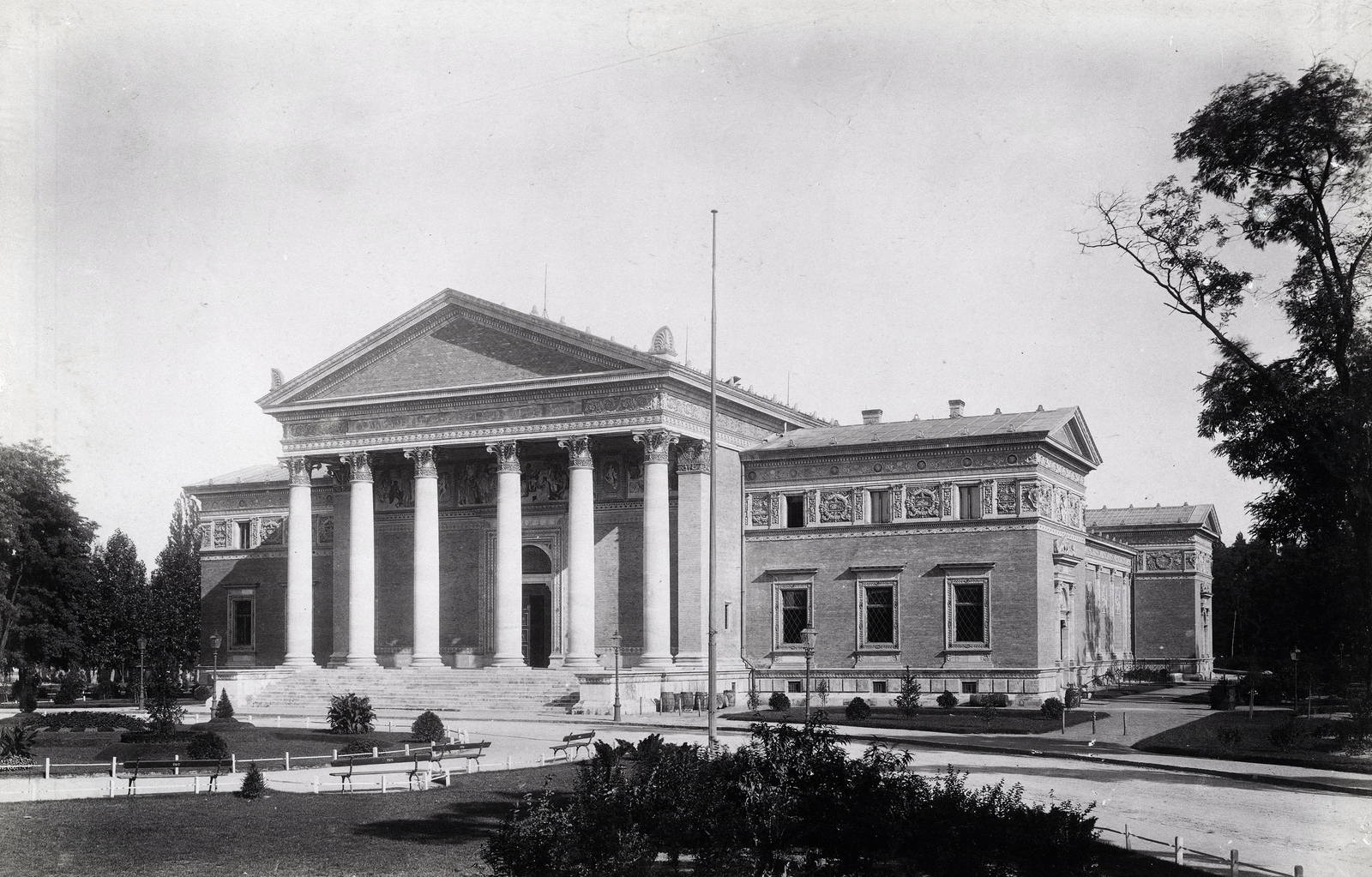 Hungary, Budapest XIV., a Műcsarnok a későbbi Hősök terén. A felvétel 1896 után készült. A kép forrását kérjük így adja meg: Fortepan / Budapest Főváros Levéltára. Levéltári jelzet: HU.BFL.XV.19.d.1.08.080, 1900, Budapest Főváros Levéltára / Klösz György fényképei, Klösz György, museum, Budapest, Albert Schickedanz-design, Neoclassical architecture, Fortepan #82605