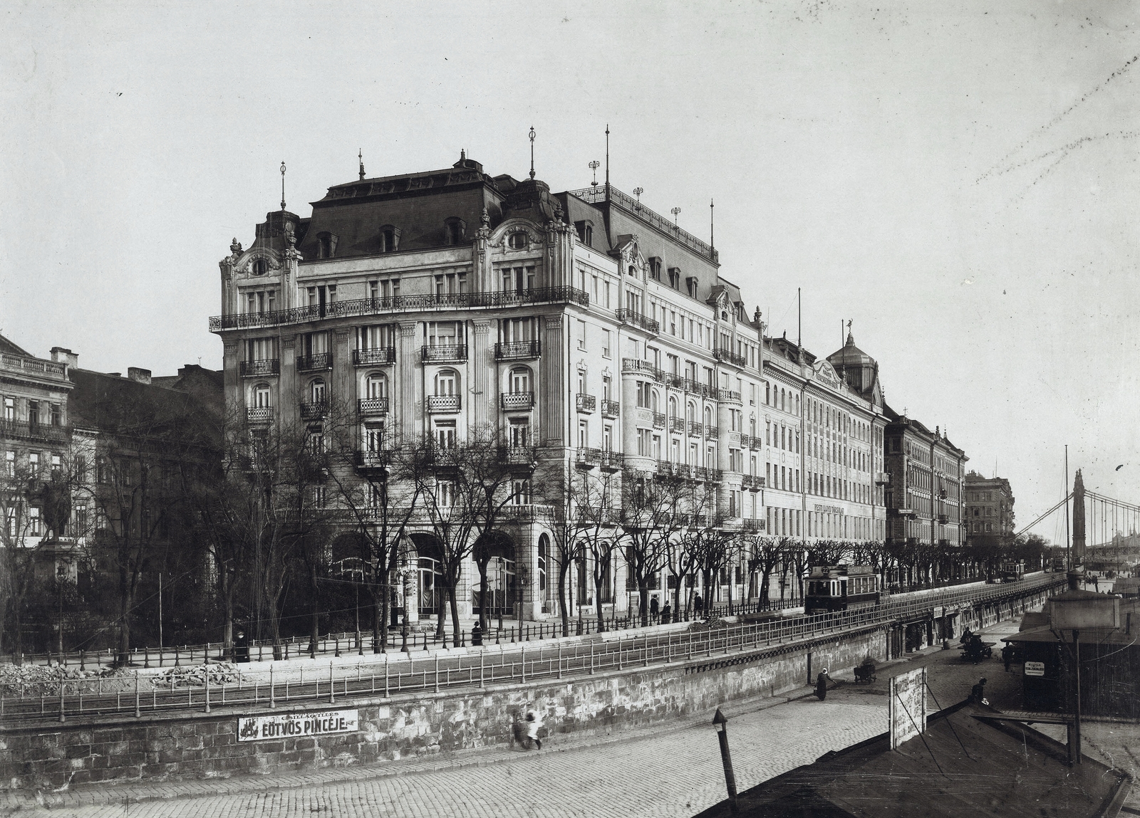 Hungary, Budapest V., Dunapalota / Ritz szálló épülete és a pesti rakpart a Széchenyi Lánchíd pesti hídfője felől nézve. Balra Eötvös József szobra, a távolban jobbra az Erzsébet híd látható. A kép forrását kérjük így adja meg: Fortepan / Budapest Főváros Levéltára. Levéltári jelzet: HU.BFL.XV.19.d.1.08.083, 1916, Budapest Főváros Levéltára / Klösz György fényképei, Klösz György, tram, Budapest, Fortepan #82608