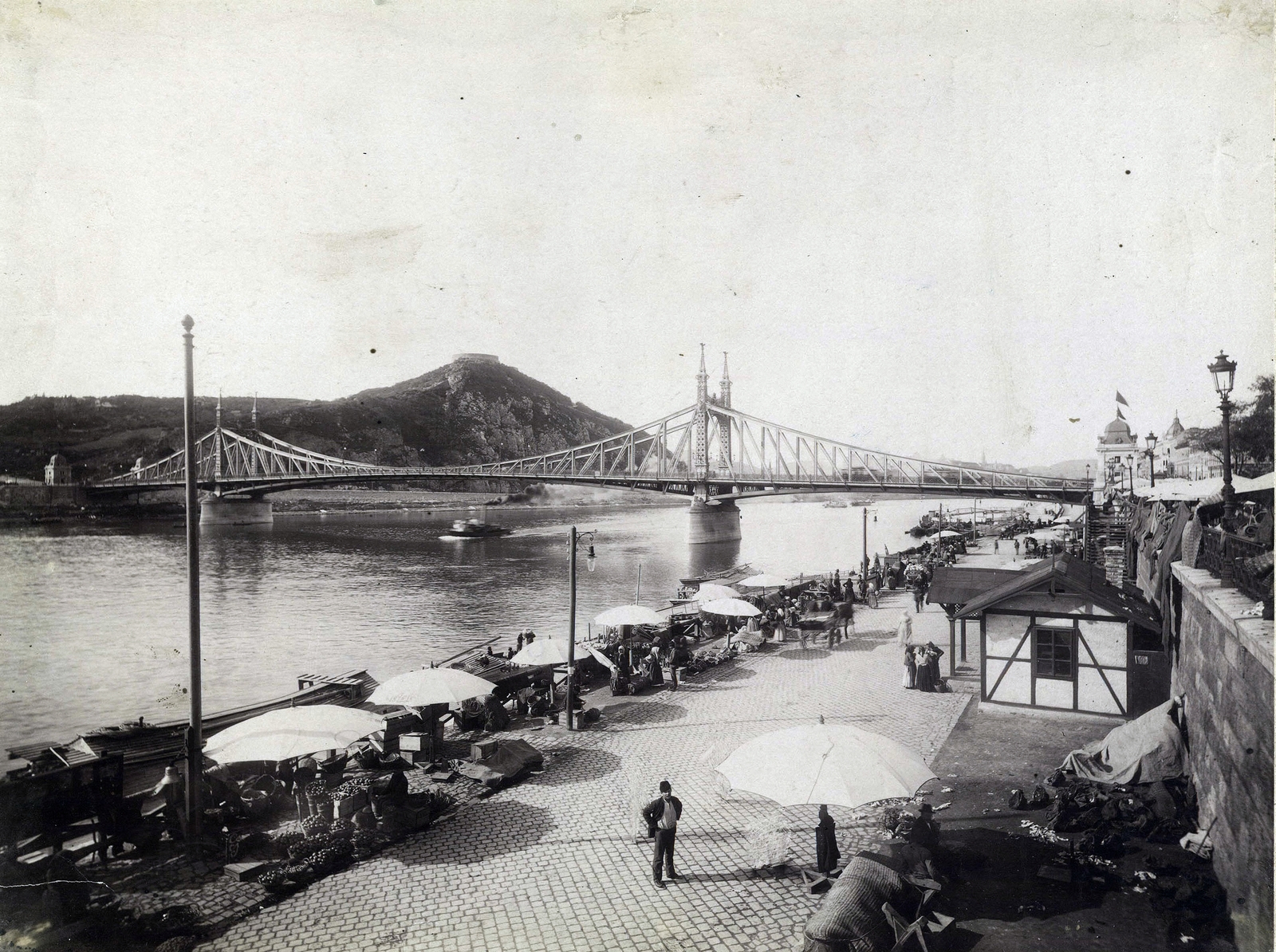 Hungary, Budapest IX., piac a pesti alsó rakparton a Fővám térnél, szemben a Szabadság (Ferenc József) híd, háttérben a Gellért-hegy, fenn a Citadella. A felvétel 1900 körül készült. A kép forrását kérjük így adja meg: Fortepan / Budapest Főváros Levéltára. Levéltári jelzet: HU.BFL.XV.19.d.1.08.086, 1900, Budapest Főváros Levéltára / Klösz György fényképei, Klösz György, Danube, Budapest, Duna-bridge, János Feketeházy-design, Fortepan #82611