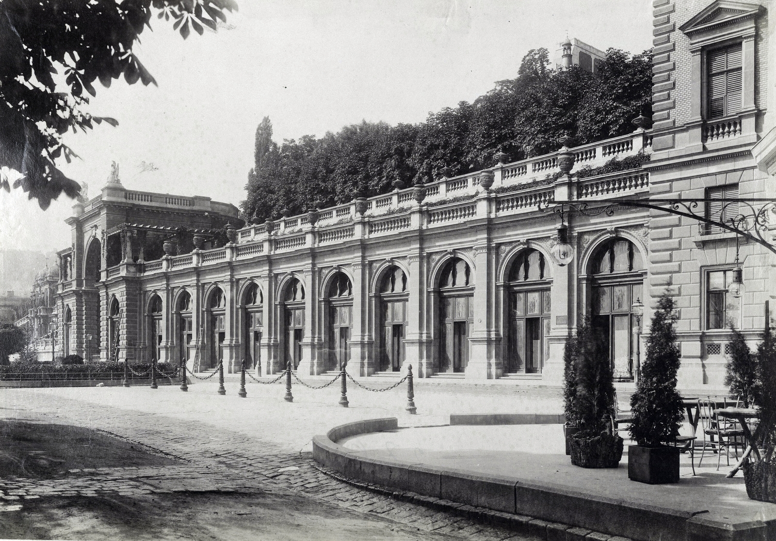 Hungary, Budapest I., Várkert Bazár (Ybl Miklós, 1883.). A kép jobb szélén a Széchenyi (később Fiume) Szálló sarka látszik. A felvétel 1890 körül készült. A kép forrását kérjük így adja meg: Fortepan / Budapest Főváros Levéltára. Levéltári jelzet: HU.BFL.XV.19.d.1.08.090, 1900, Budapest Főváros Levéltára / Klösz György fényképei, Klösz György, Miklós Ybl-design, Budapest, Fortepan #82615