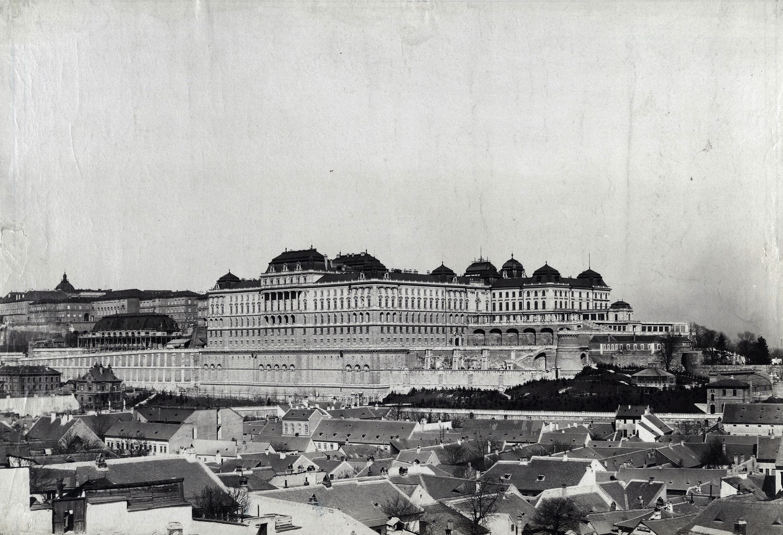 Magyarország, Budapest I., kilátás a Gellérthegyről a Tabánra és a Királyi Palotára (később Budavári Palota). A felvétel 1900 körül készült. A kép forrását kérjük így adja meg: Fortepan / Budapest Főváros Levéltára. Levéltári jelzet: HU.BFL.XV.19.d.1.08.093, 1900, Budapest Főváros Levéltára / Klösz György fényképei, Klösz György, Budapest, Fortepan #82618